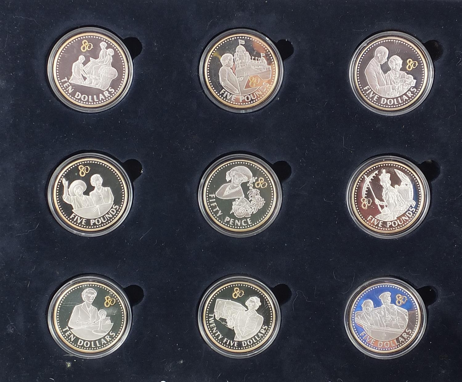 Seventeen silver proof coins by The Royal Mint commemorating the Queen's 80th birthday, arranged - Bild 2 aus 5