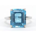 9ct white gold blue topaz ring, size S, 7.7g