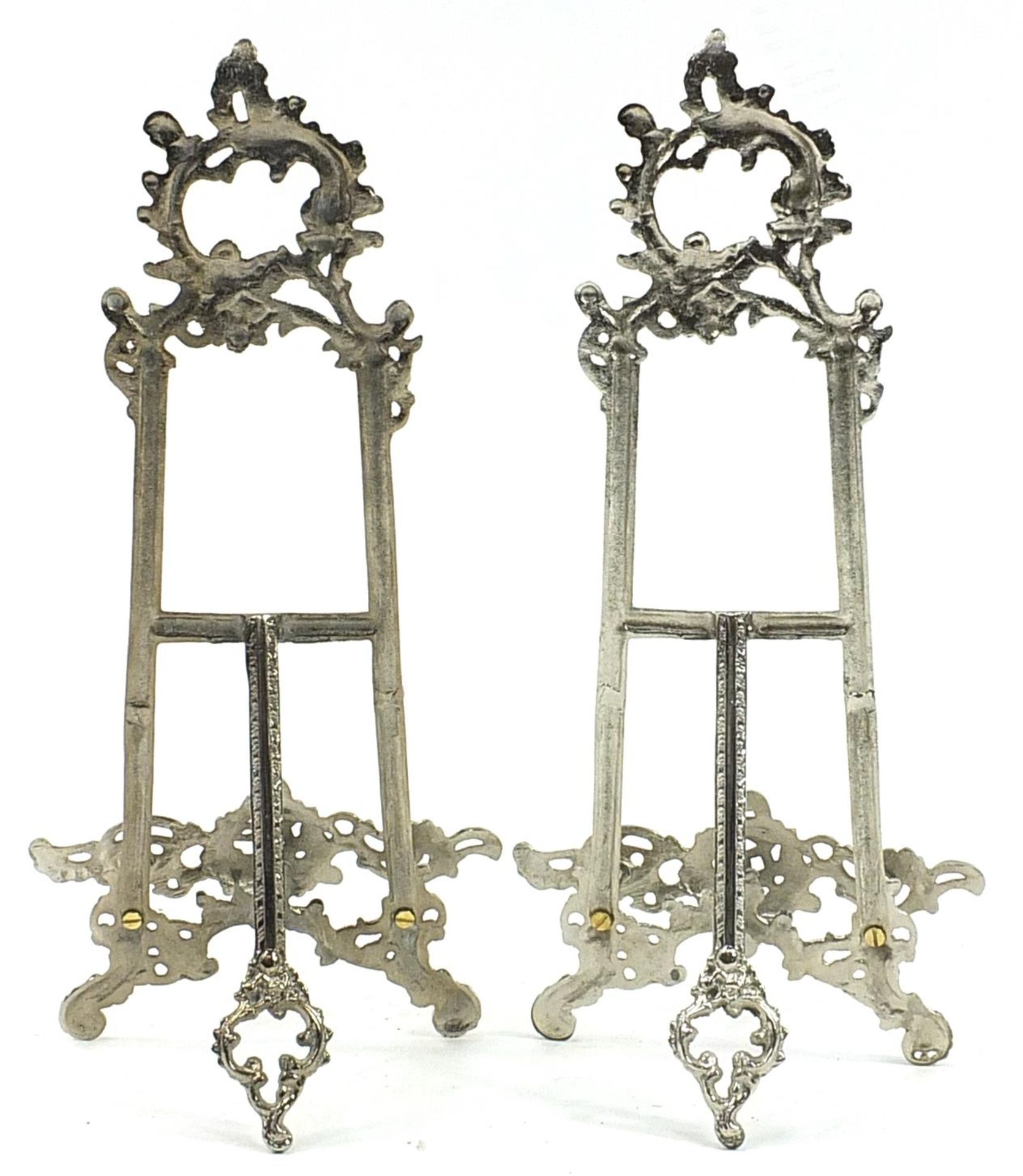 Pair of Rococo style silvered metal easel stands, 40cm high - Bild 2 aus 2