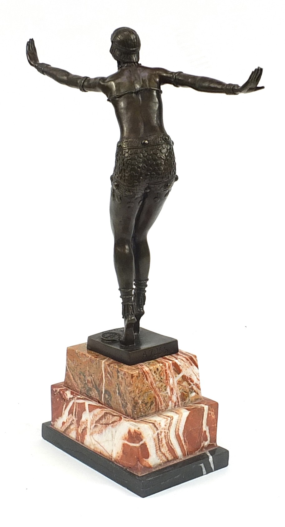 Large patinated bronze figurine of an Art Deco style dancer raised on a stepped marble base, 49cm - Bild 3 aus 4