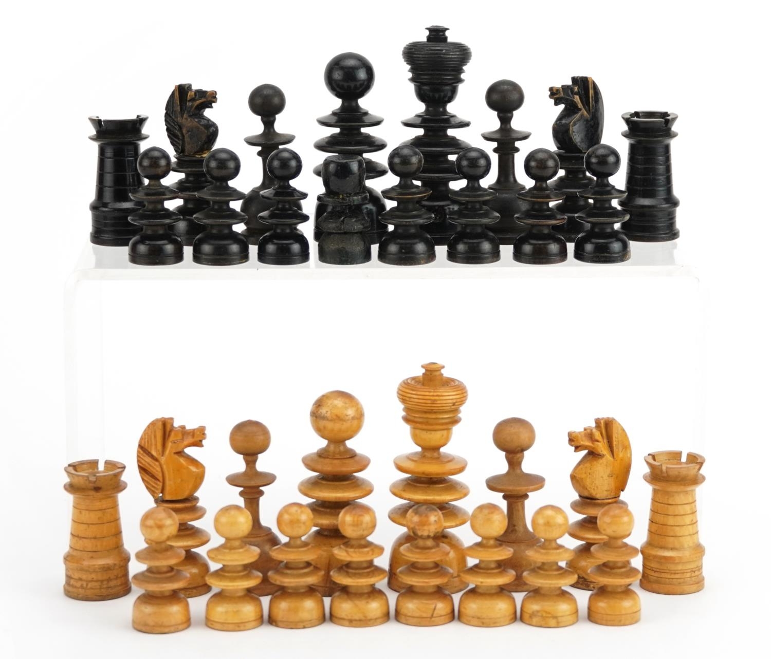 Turned boxwood and ebonised chess set, the largest piece 7.4cm high