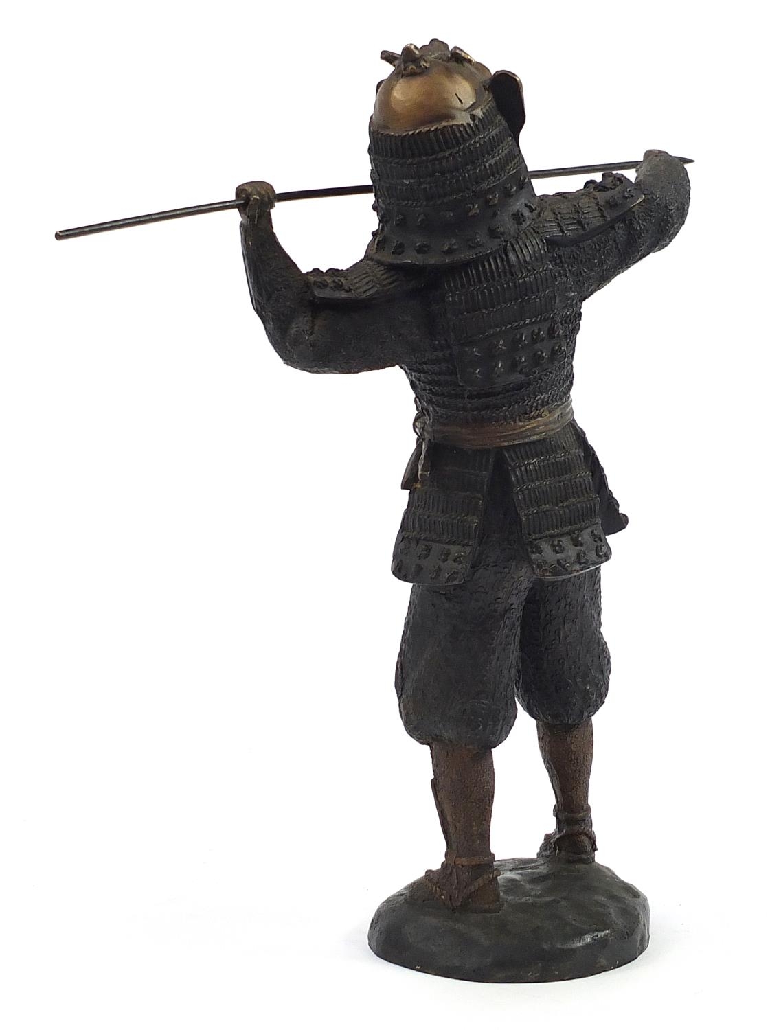 Large Japanese patinated bronze figure of a warrior throwing a spear, 46.5cm high - Bild 2 aus 3