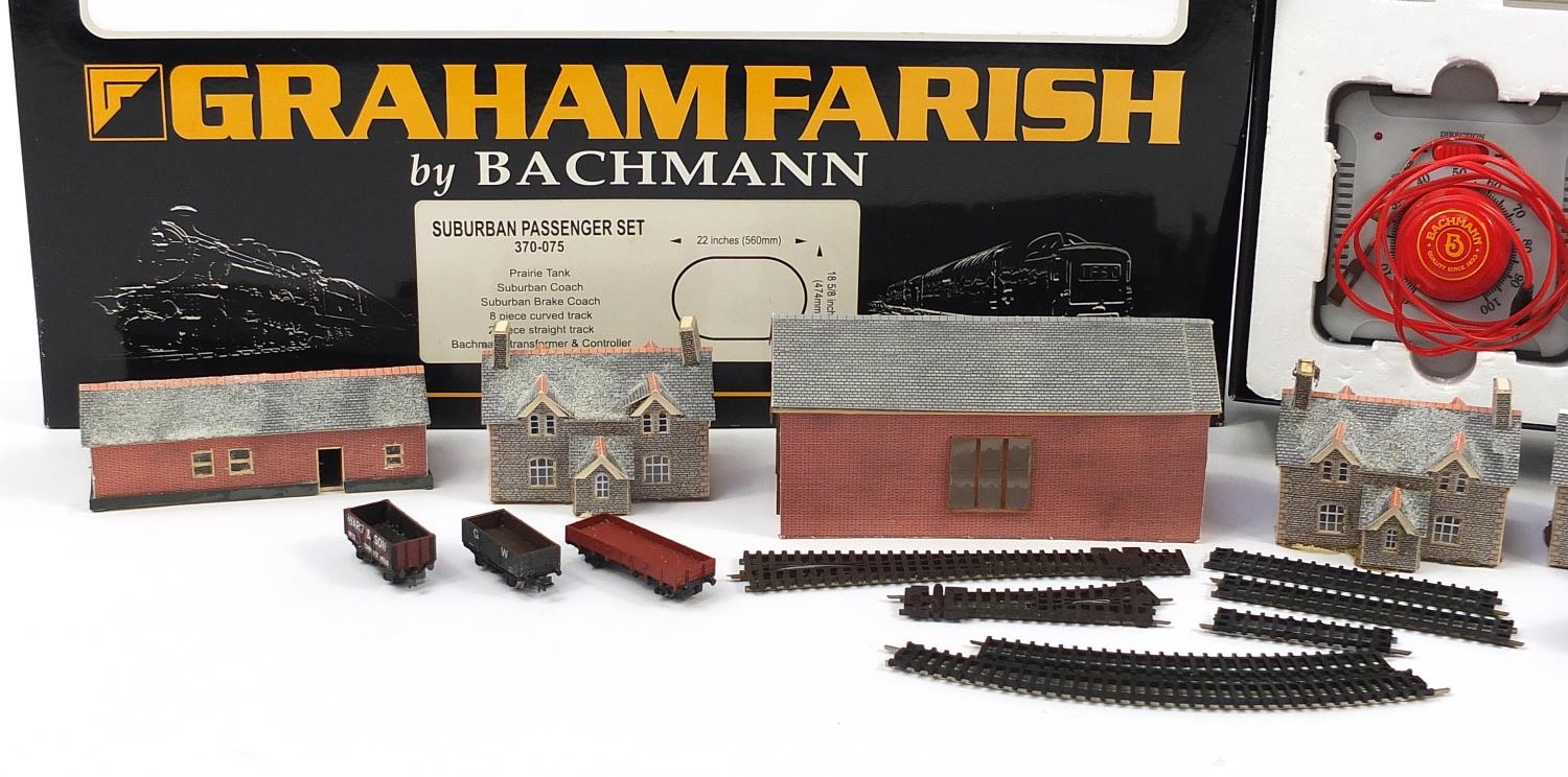 Graham Farish by Bachmann N gauge model railway Suburban Passenger set with box and a collection - Bild 2 aus 3