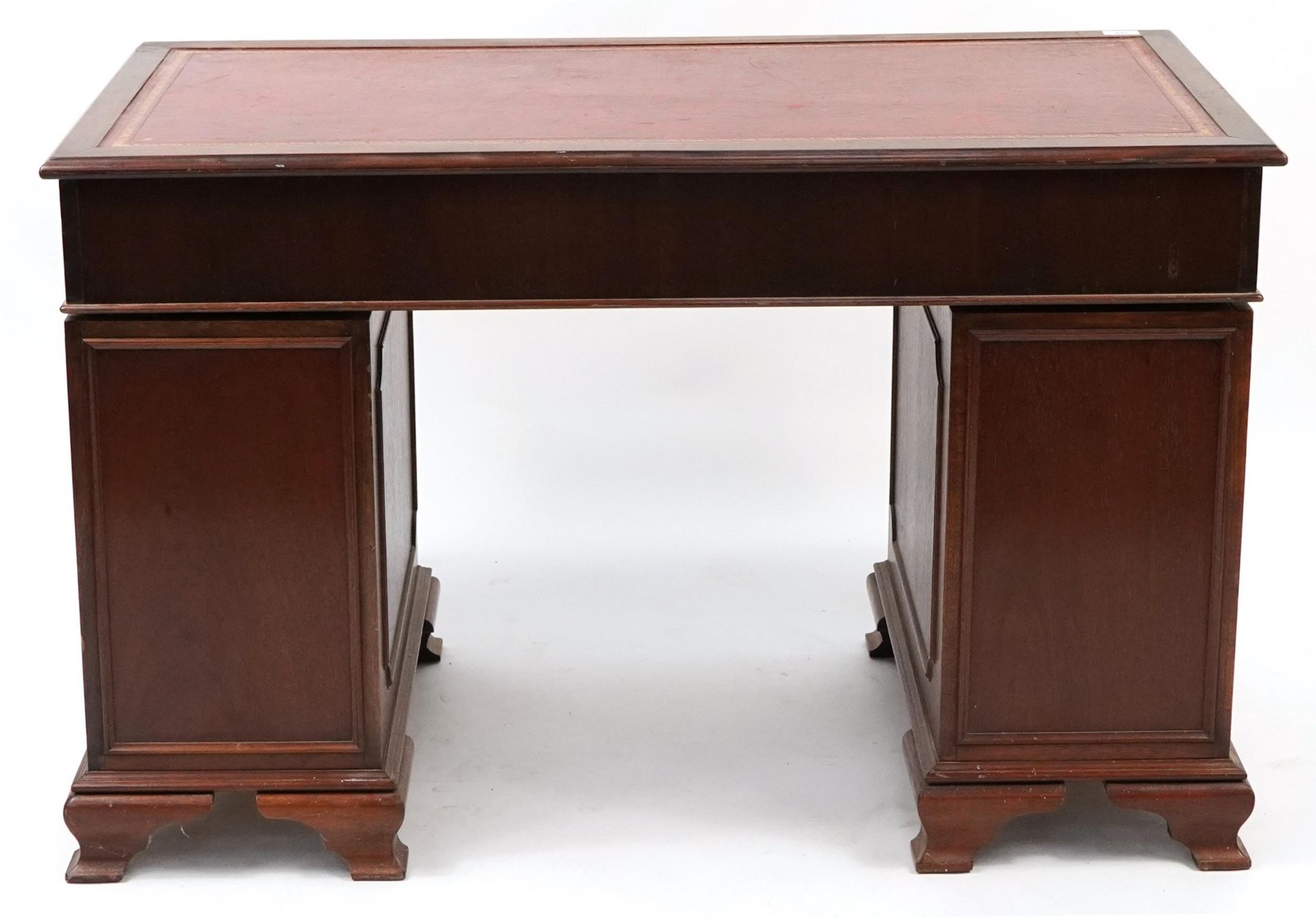 Mahogany nine drawer twin pedestal desk with red tooled leather top, 78cm H x 122cm W x 61cm D - Bild 3 aus 3