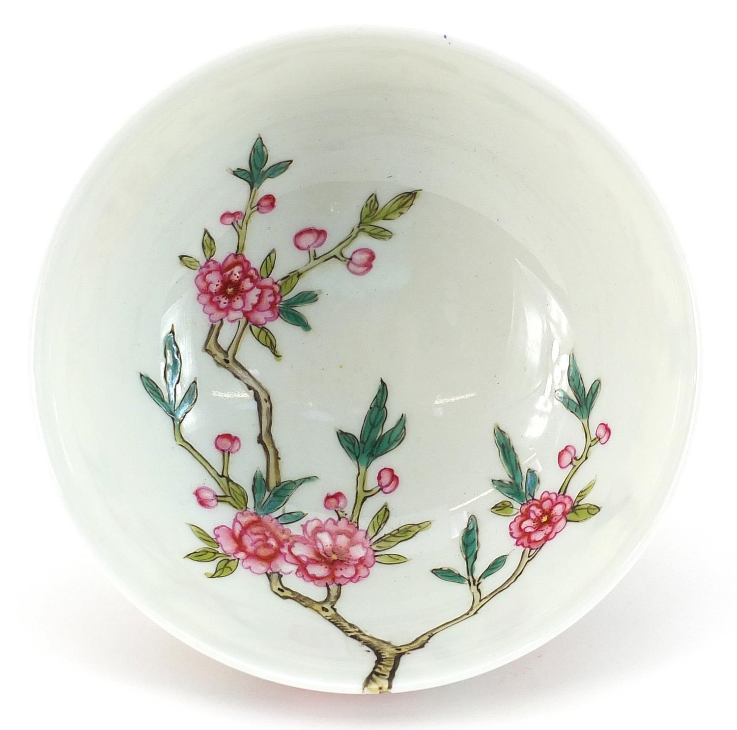 Chinese porcelain bowl hand painted in the famille rose palette with birds amongst flowers, four - Bild 3 aus 4