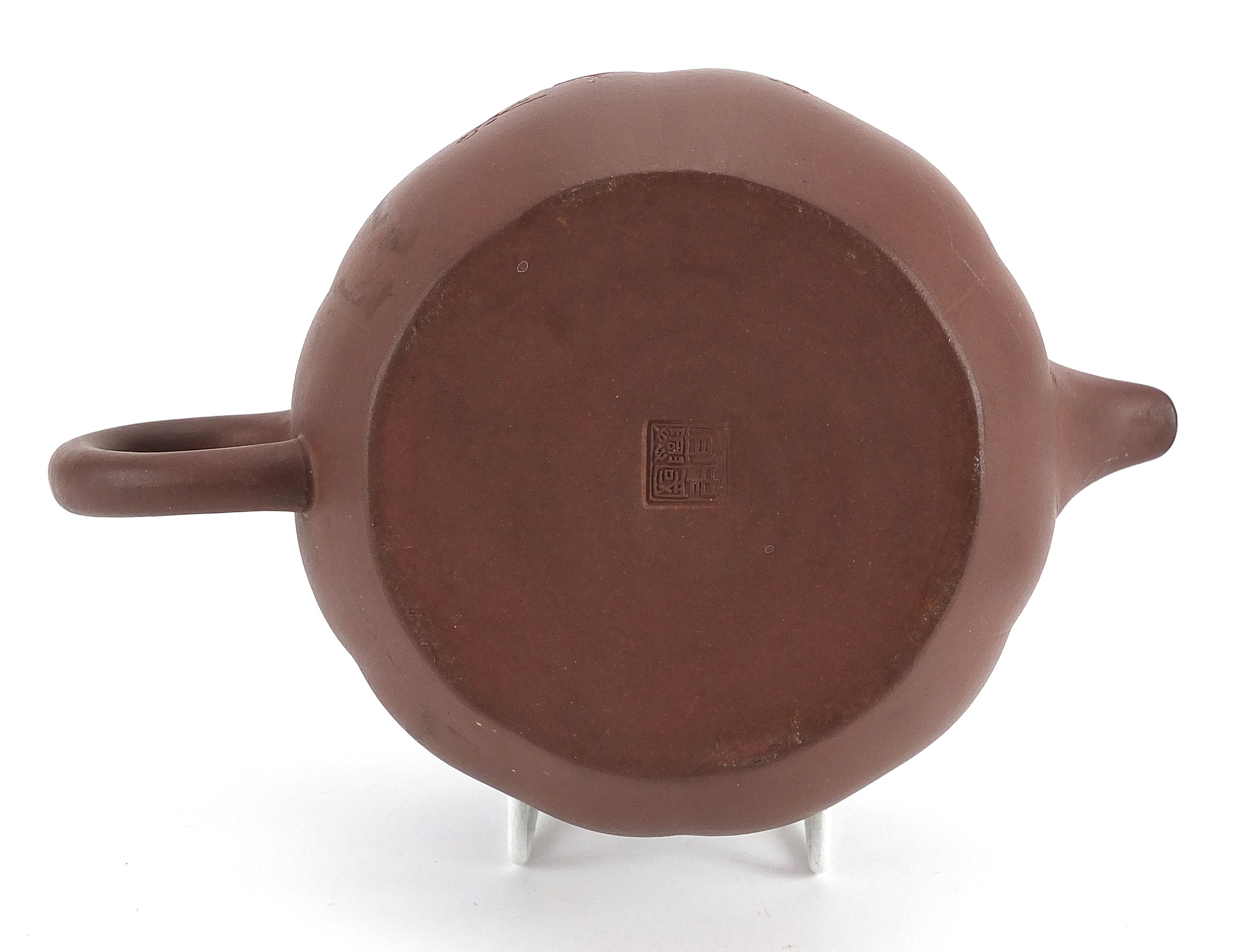 Chinese Yixing terracotta teapot incised with calligraphy and flowers, impressed character marks - Bild 3 aus 4