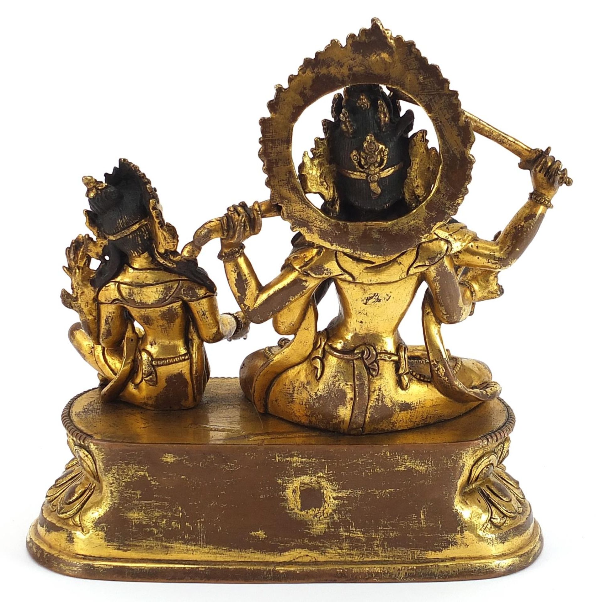 Chino Tibetan gilt bronze figure of two deities sitting on a lotus leaf, 16cm wide - Bild 2 aus 3