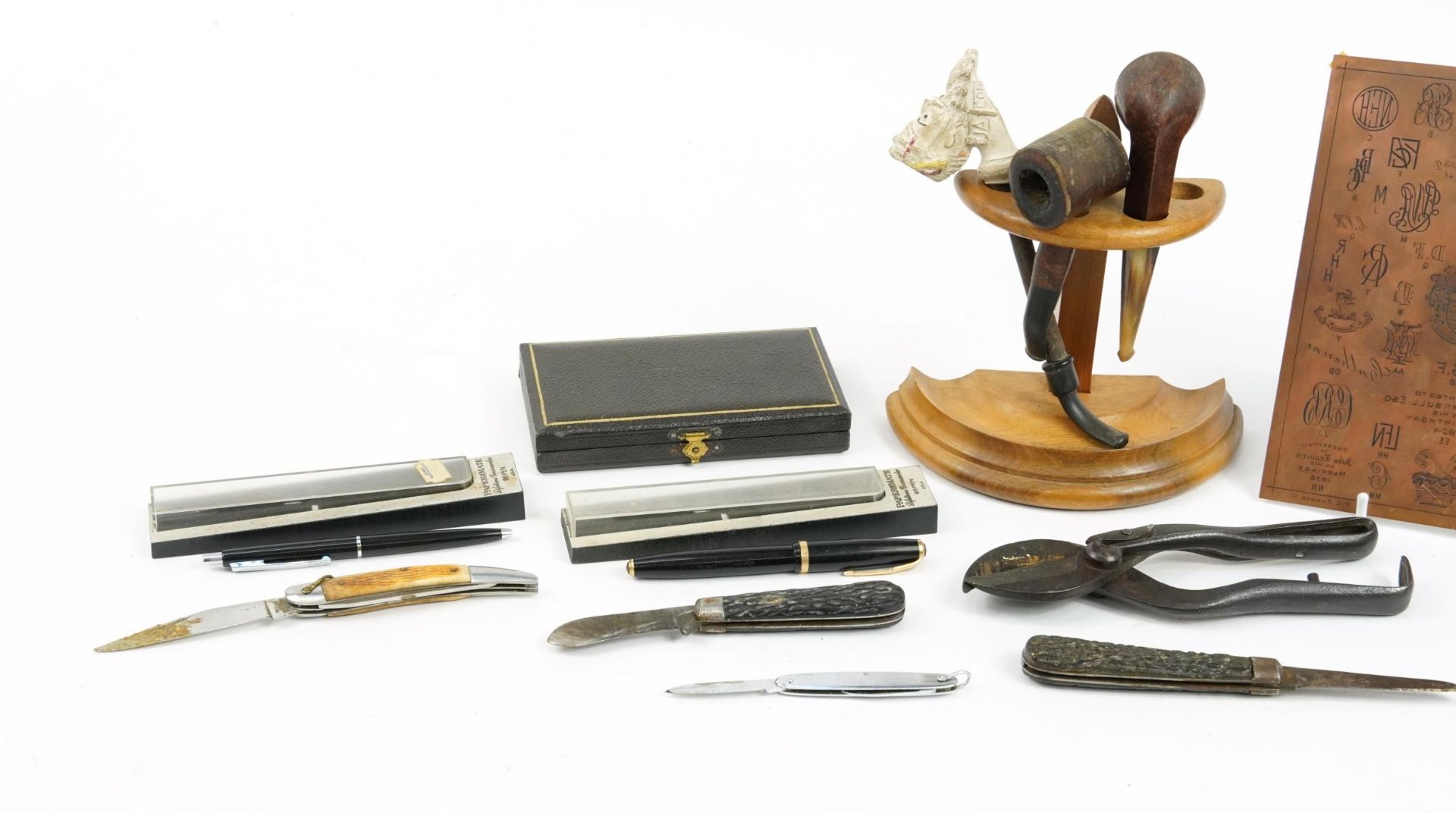 Objects including a Parker Duofold fountain pen with 14ct gold nib, smoking pipes with pipe stand, - Bild 2 aus 3