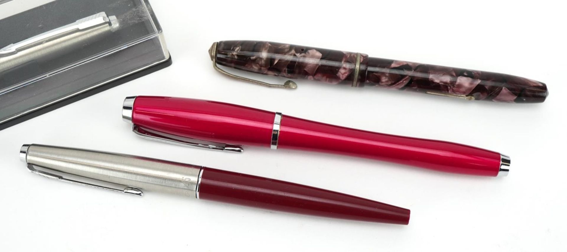 Four vintage and later pens including Conway Stewart 75 fountain pen with 14k gold nib and Parker 45 - Image 3 of 5