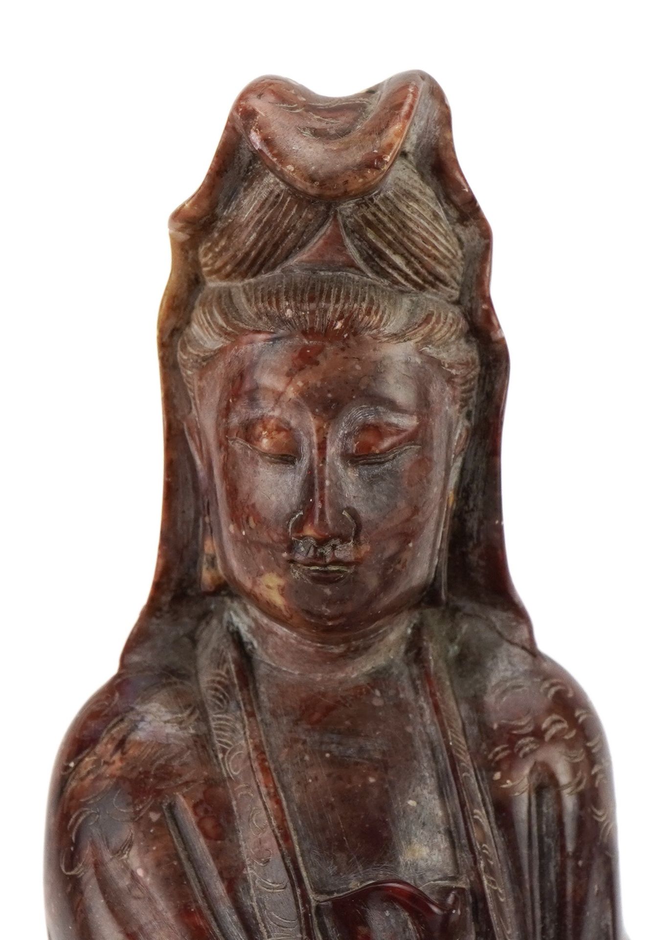 Good pair of Chinese soapstone carvings of Guanyin seated on a mythical animal, each 21cm high - Bild 2 aus 7