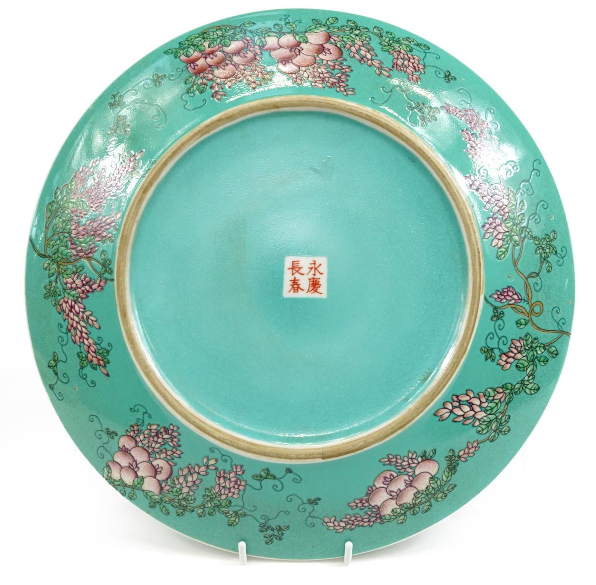 Chinese porcelain turquoise ground charger hand painted with a quail amongst flowers, four figure - Bild 3 aus 4