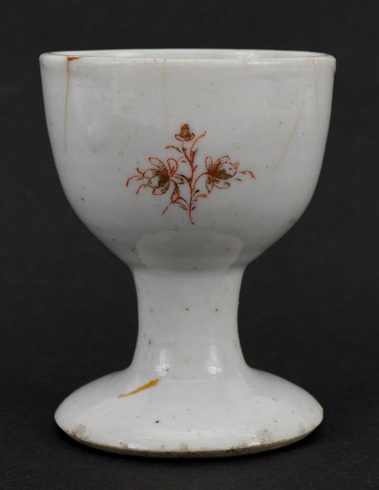 Chinese porcelain eggcup hand painted and gilded with an armorial crest, Guest & Grey label to the - Bild 5 aus 6