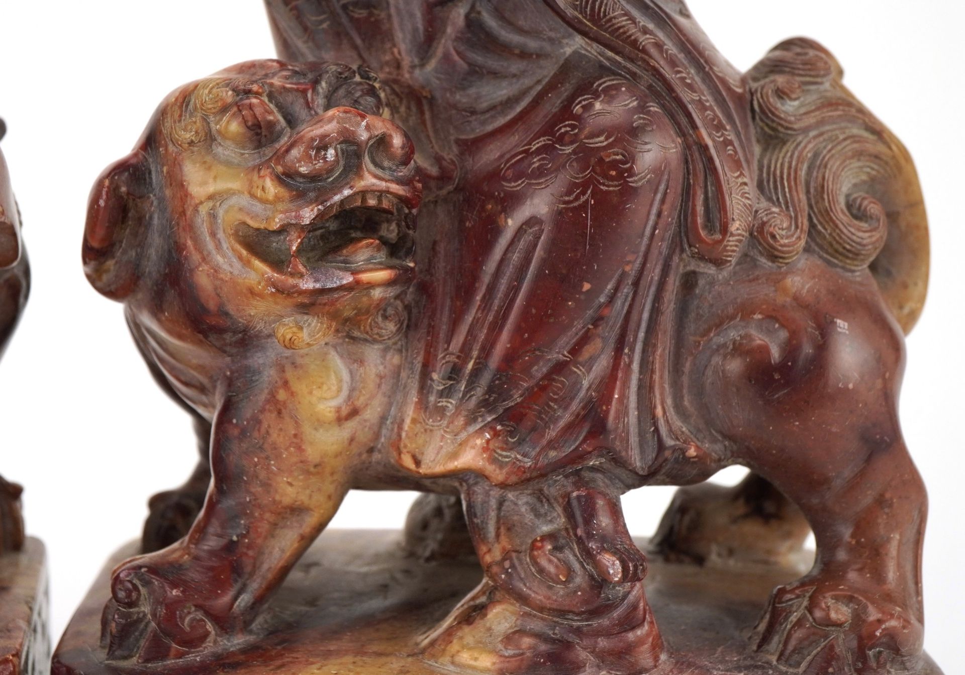 Good pair of Chinese soapstone carvings of Guanyin seated on a mythical animal, each 21cm high - Bild 5 aus 7