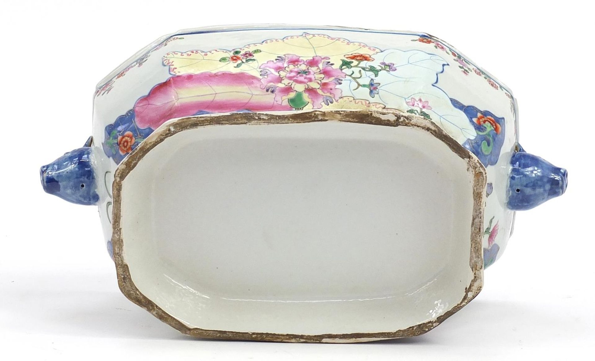 Chinese wucai porcelain tureen and cover with twin handles hand painted with flowers, 35cm wide - Bild 3 aus 3
