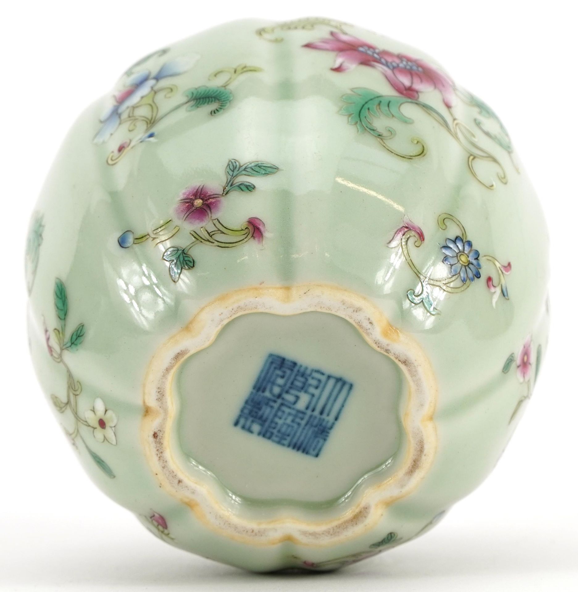 Chinese porcelain vase having a celadon glaze hand painted in the famille rose palette with flowers, - Bild 3 aus 3