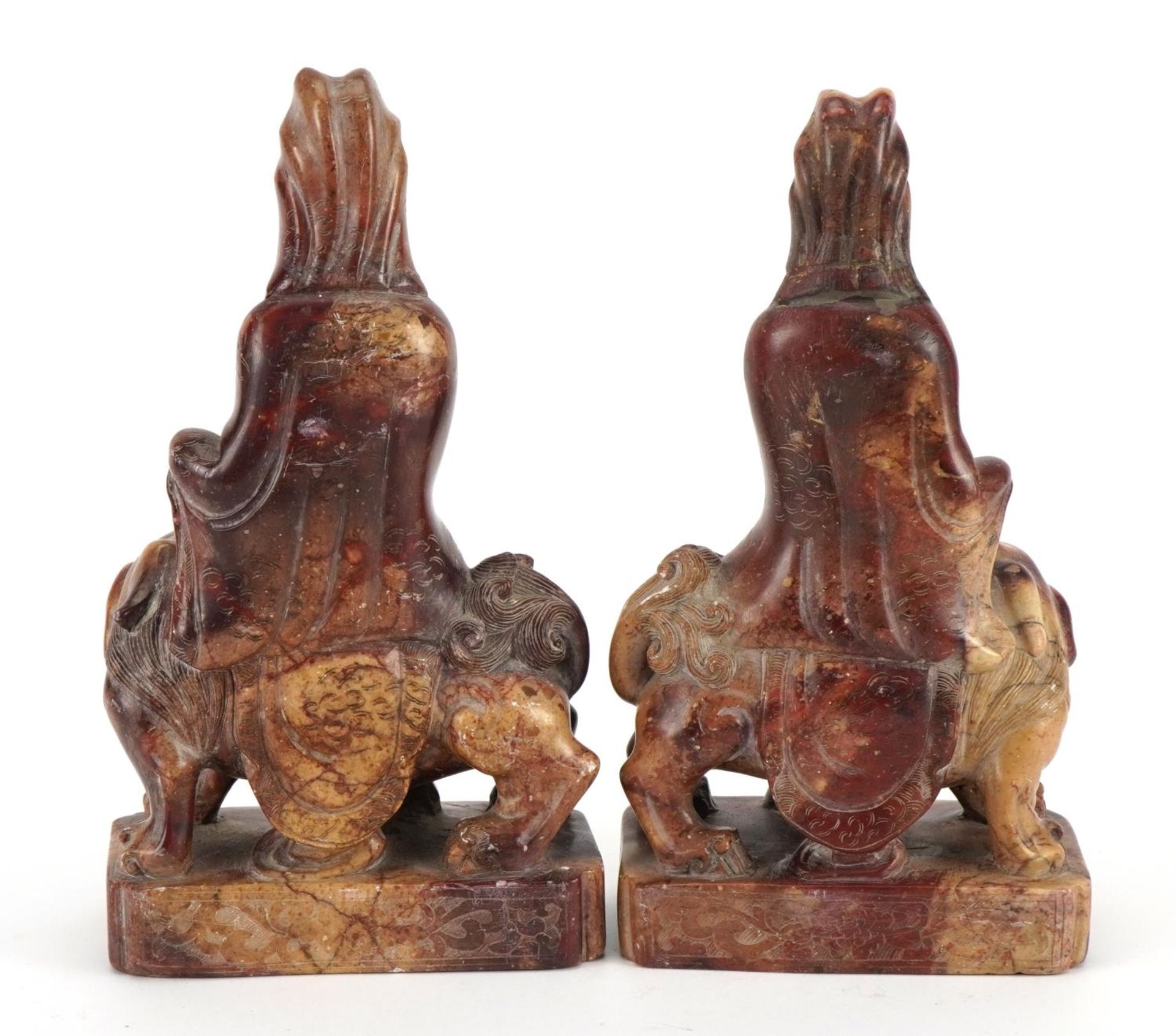 Good pair of Chinese soapstone carvings of Guanyin seated on a mythical animal, each 21cm high - Bild 6 aus 7
