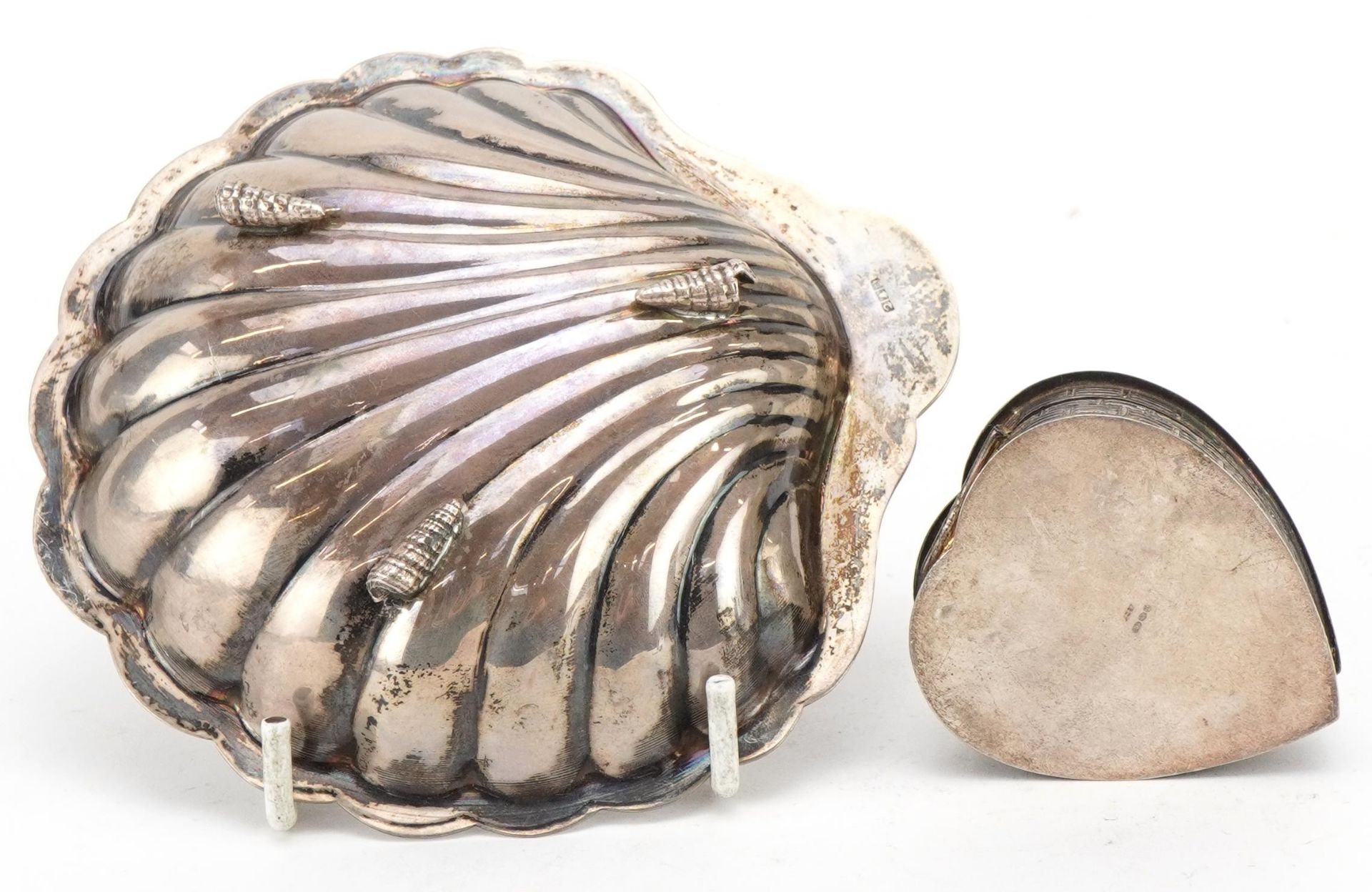 Egyptian silver shell shaped dish and a silver love heart shaped box with hinged lid, the largest - Bild 3 aus 3