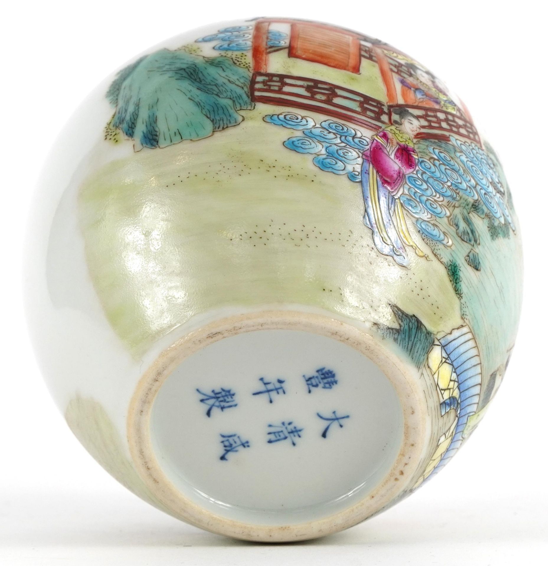 Chinese porcelain globular vase hand painted in the famille rose palette with figures by water, - Bild 3 aus 3