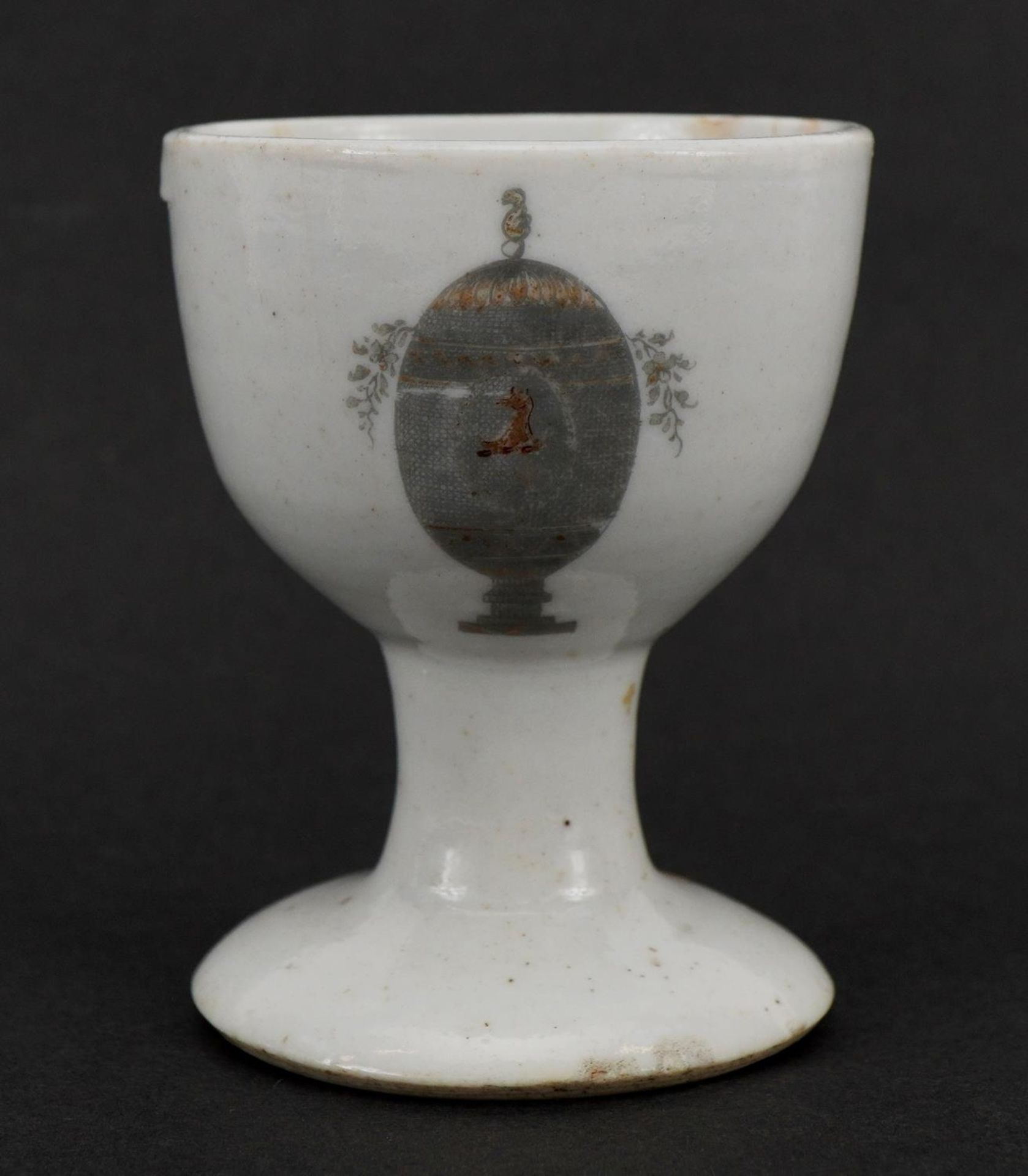 Chinese porcelain eggcup hand painted and gilded with an armorial crest, Guest & Grey label to the - Bild 4 aus 6