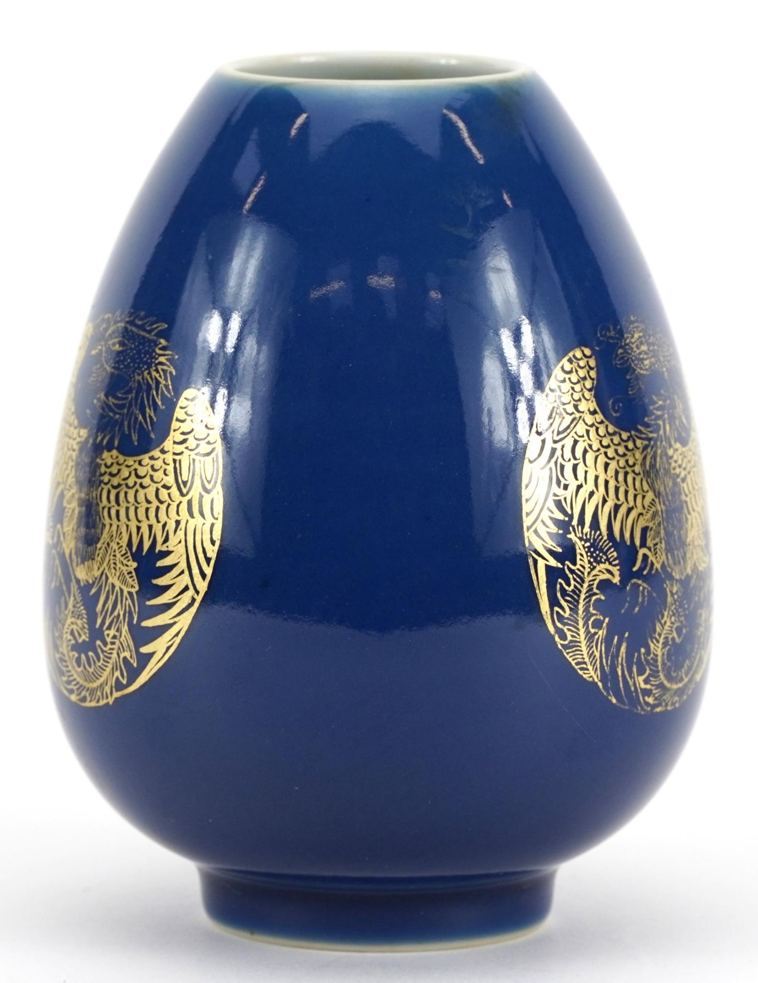 Chinese porcelain vase having a powder blue glaze, gilded with three roundels of stylised phoenixes, - Bild 2 aus 3