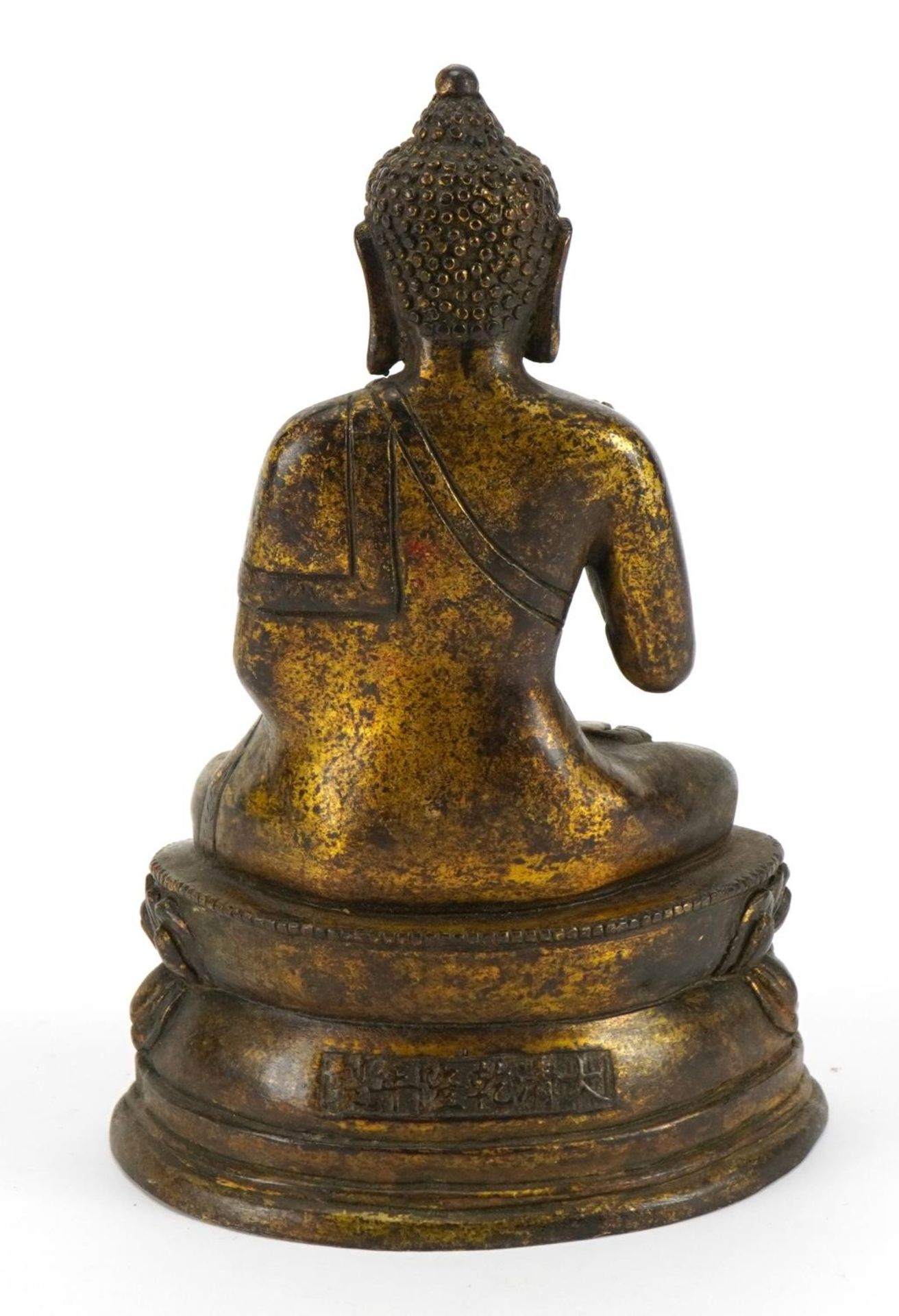 Chino Tibetan partially gilt bronze figure of seated Buddha, character marks to the reverse, 19. - Bild 2 aus 5
