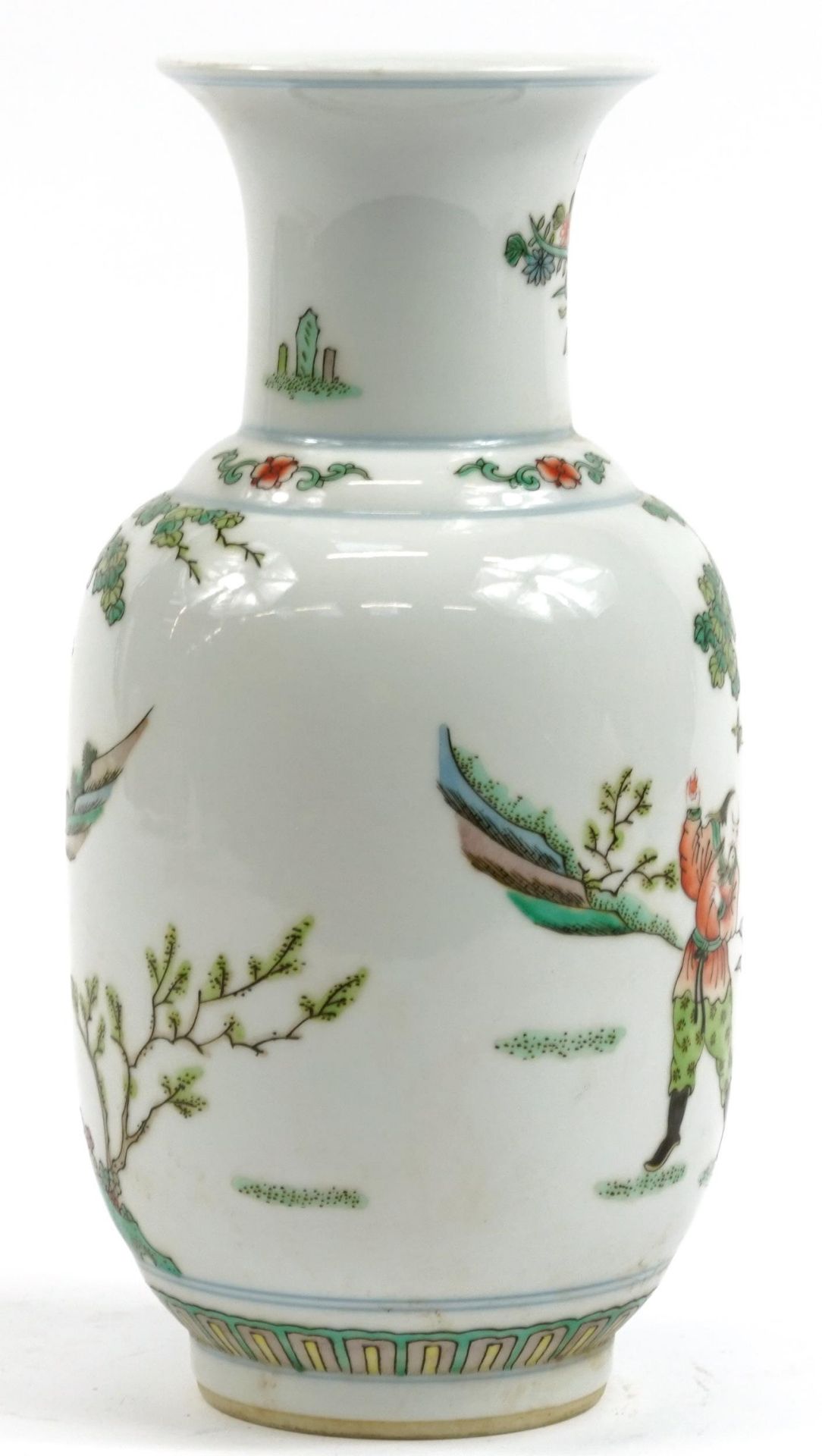 Chinese porcelain vase hand painted in the famille verte palette with Foo dog and figures, six - Bild 2 aus 3