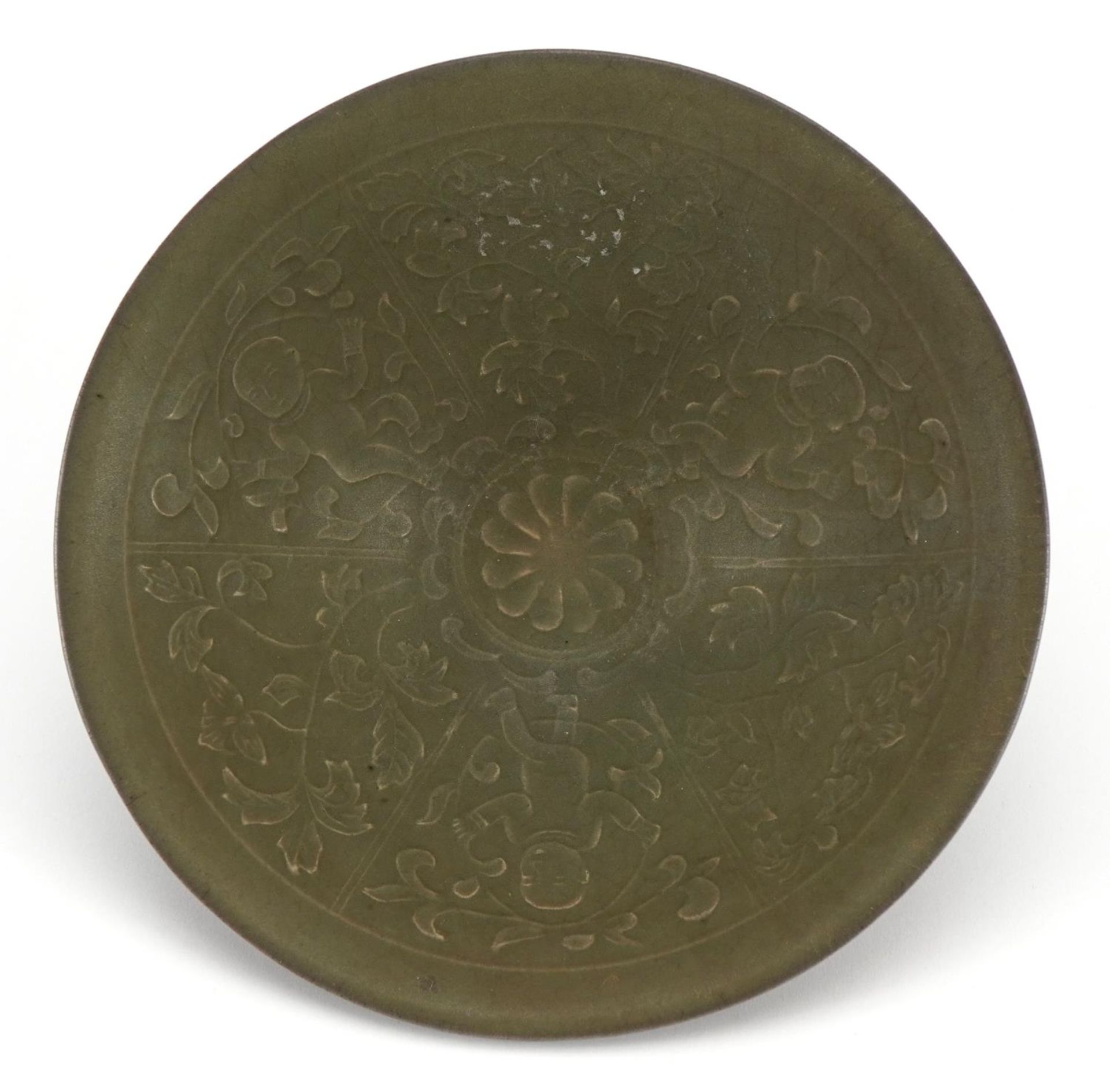 Chinese porcelain bowl having a green glaze incised underglaze with nude children and flowers, 18. - Bild 3 aus 4