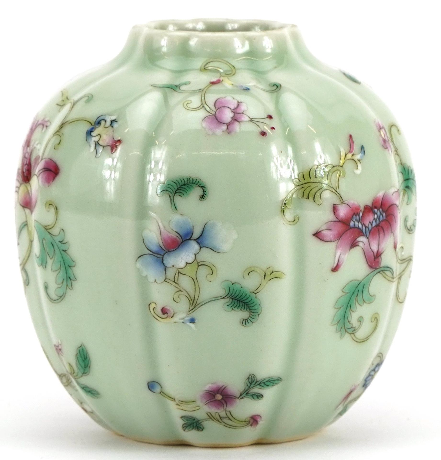 Chinese porcelain vase having a celadon glaze hand painted in the famille rose palette with flowers, - Bild 2 aus 3