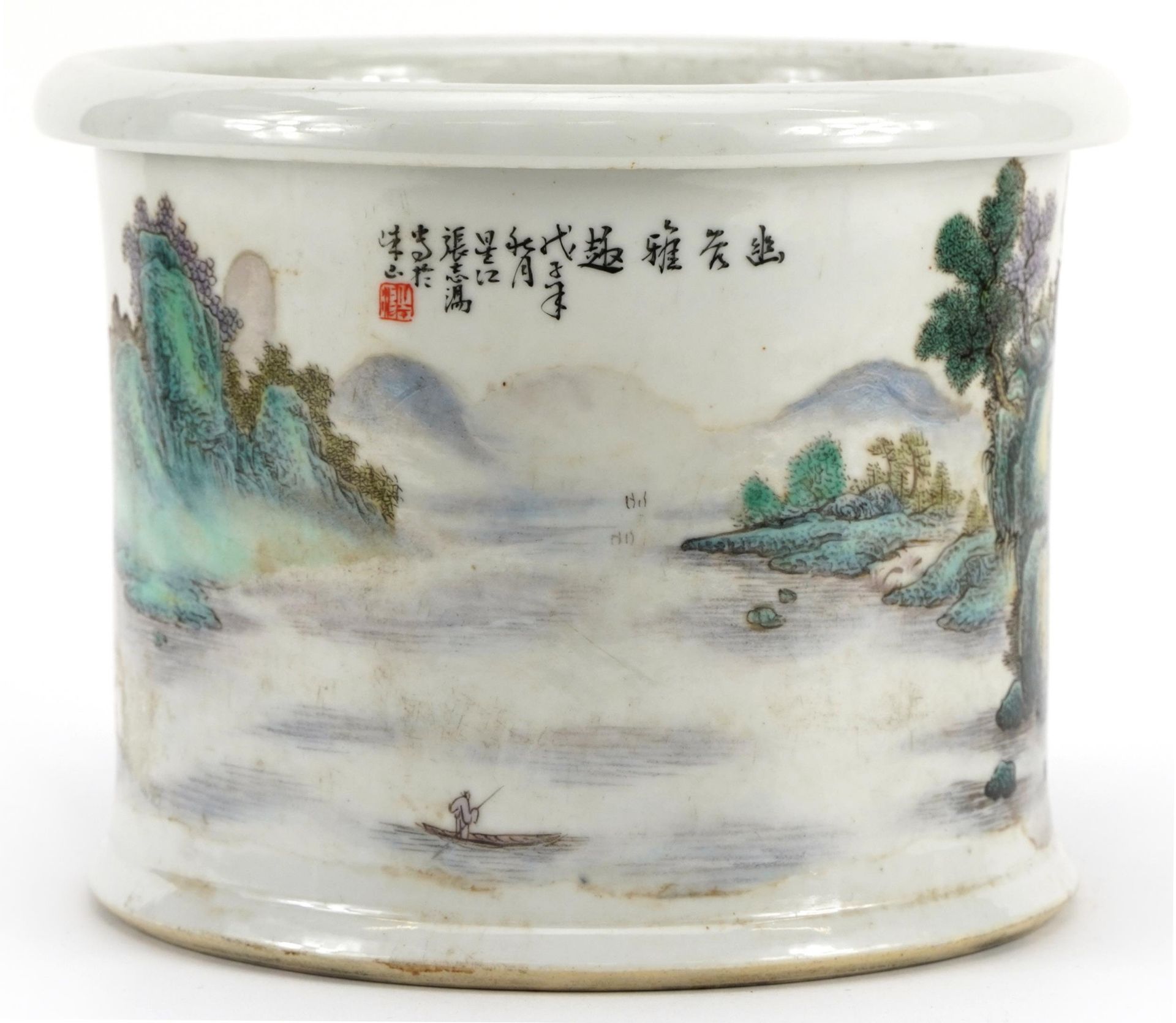 Chinese porcelain brush pot hand painted in the famille rose palette with continuous river landscape - Bild 2 aus 3