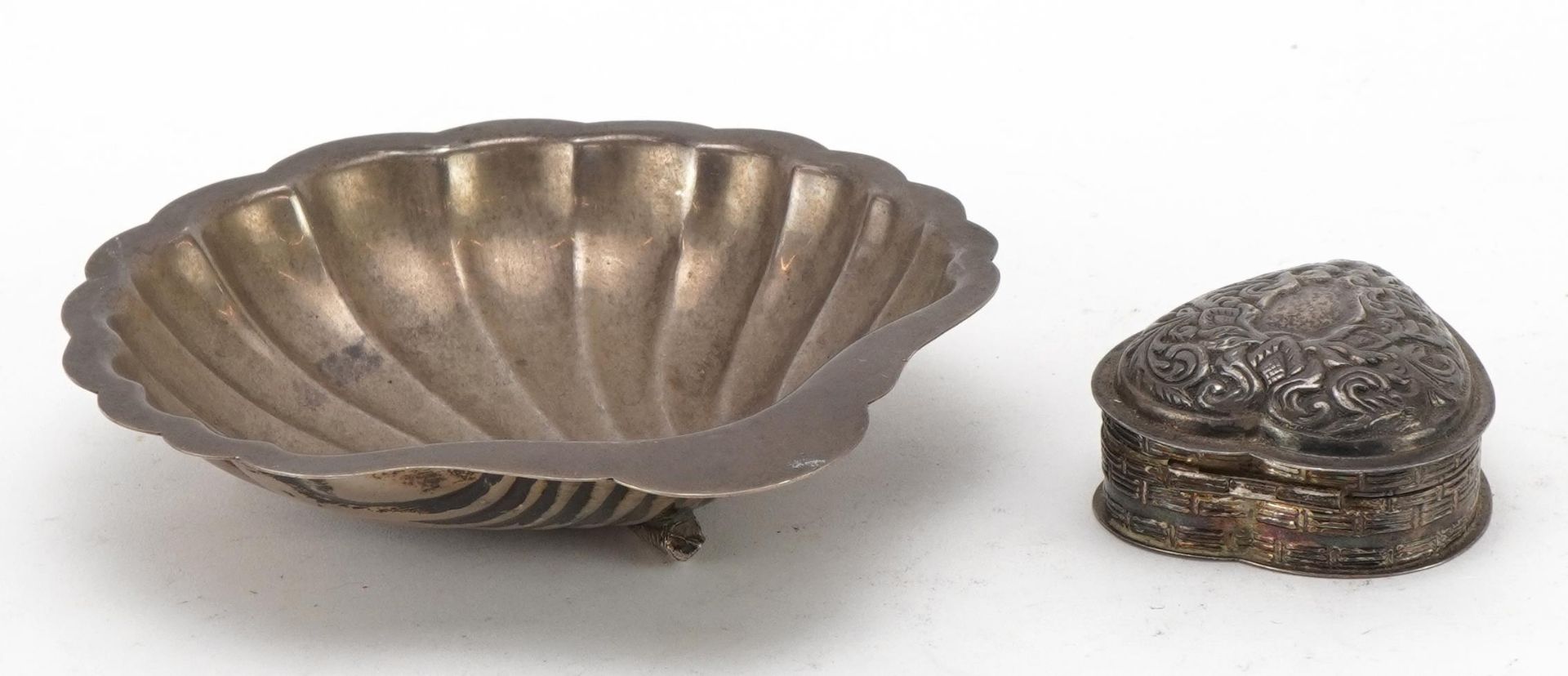 Egyptian silver shell shaped dish and a silver love heart shaped box with hinged lid, the largest - Bild 2 aus 3