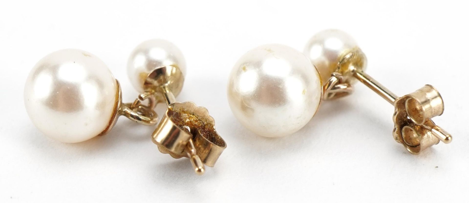 Pair of unmarked 9ct gold cultured pearl drop earrings, 1.5cm high, 1.4g - Image 2 of 2
