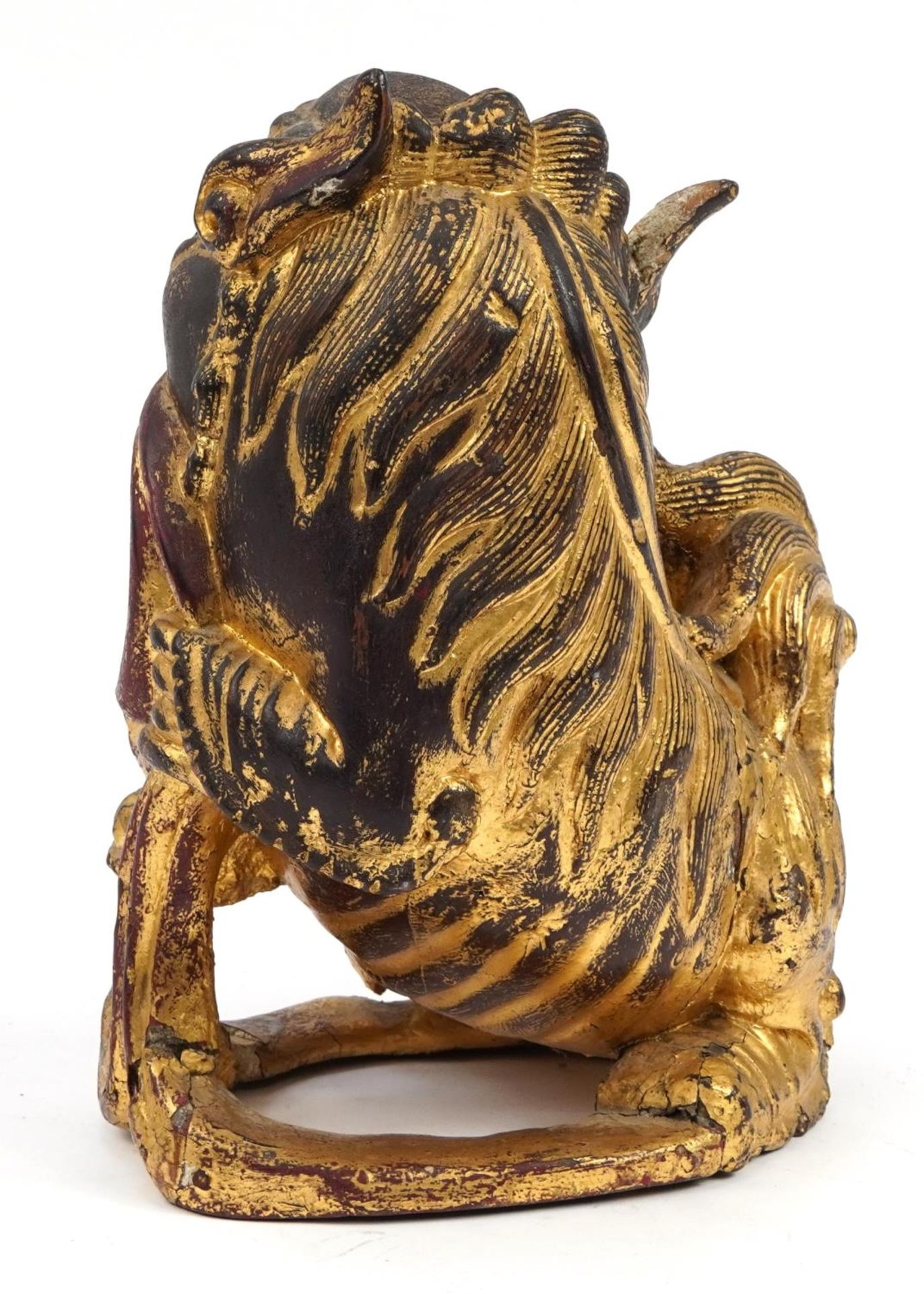 Chinese giltwood carving of a Foo dog, 30.5cm high - Bild 2 aus 3