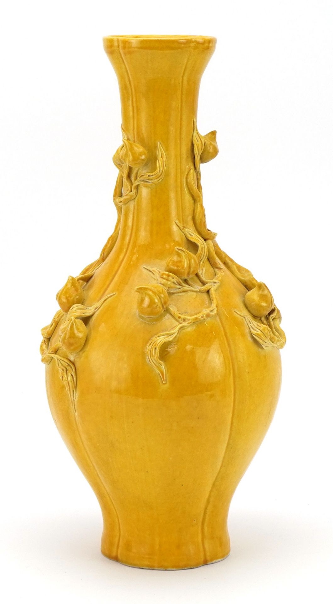 Chinese porcelain vase having a yellow glaze, decorated in relief with peaches, six figure character - Bild 2 aus 3