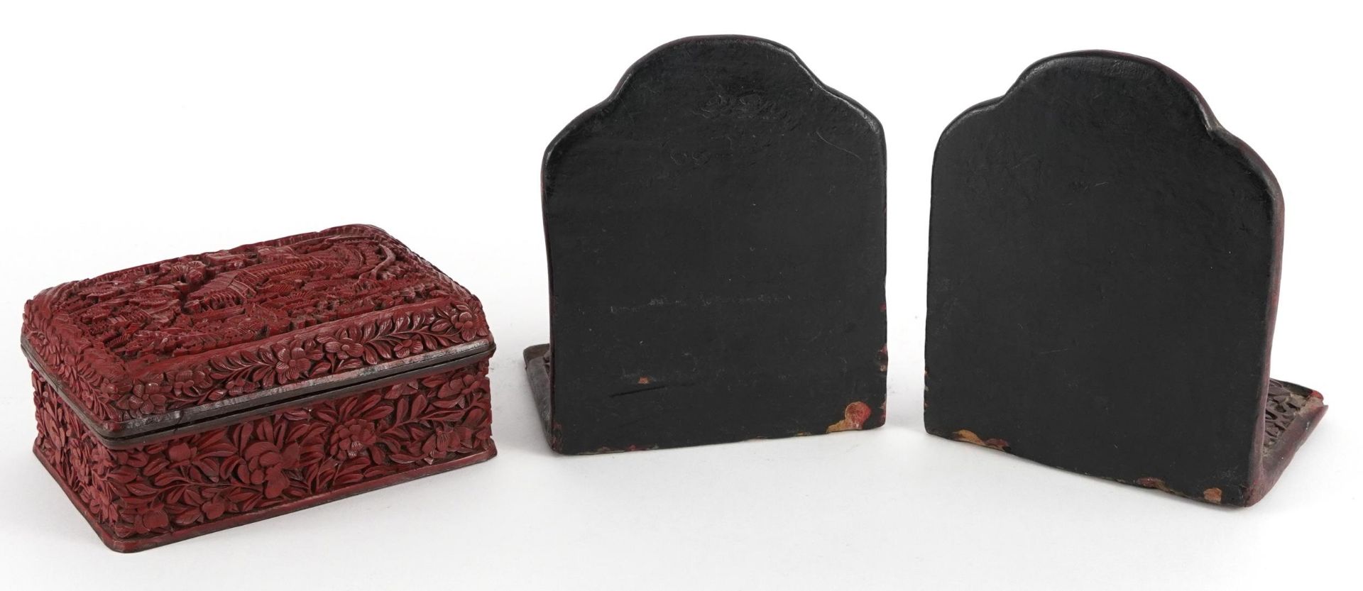 Pair of Chinese cinnabar lacquered bookends and a box and cover carved with figures in a landscape - Bild 2 aus 3