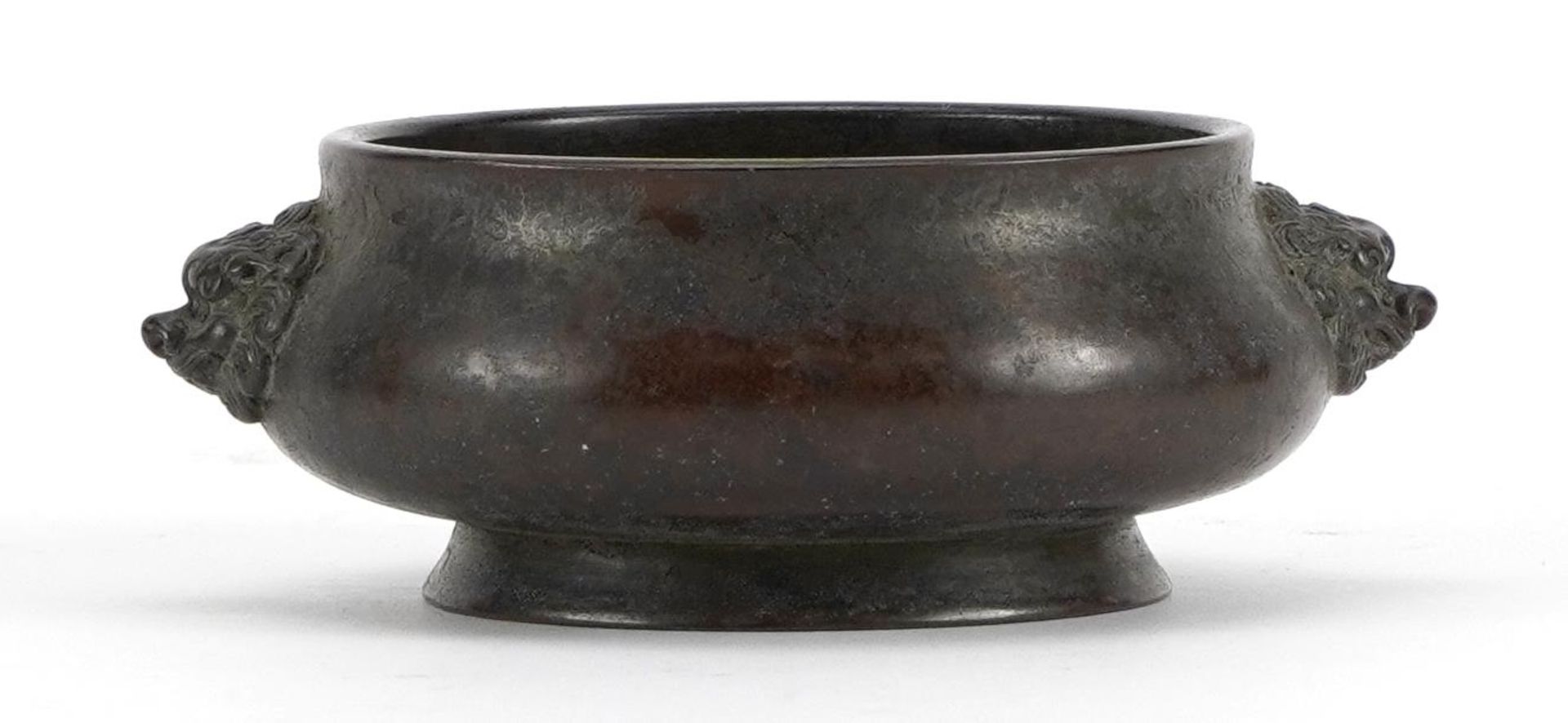 Chinese bronze incense burner with animalia twin handles, four figure character marks to the base, - Bild 2 aus 3