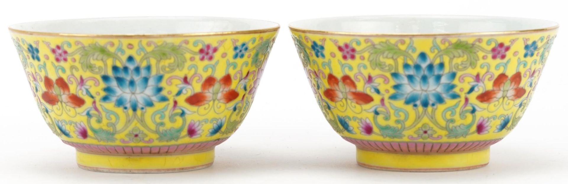 Pair of Chinese porcelain yellow ground bowls hand painted with flowers, four figure character marks - Bild 2 aus 3