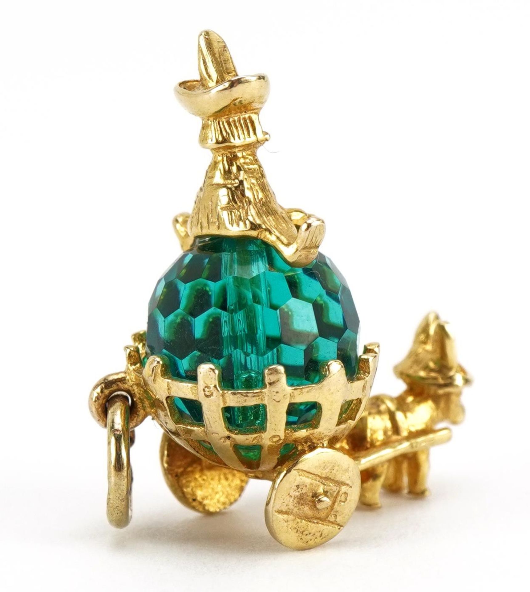 9ct gold horse and cart charm set with a green stone, 2.3cm high, 4.5g - Image 2 of 3