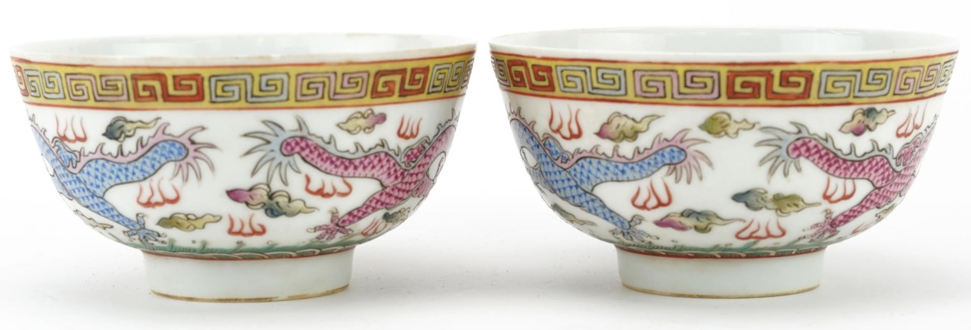 Pair of Chinese porcelain bowls hand painted in the famille rose palette with dragons chasing the - Bild 2 aus 2