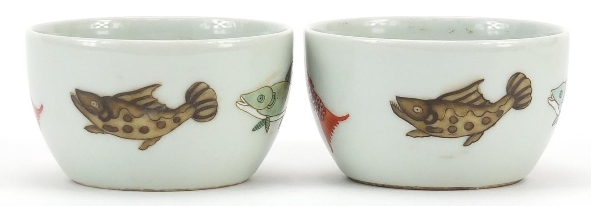 Two Chinese porcelain bowls and a saucer, each hand painted with fish, character marks to the bases, - Bild 2 aus 4