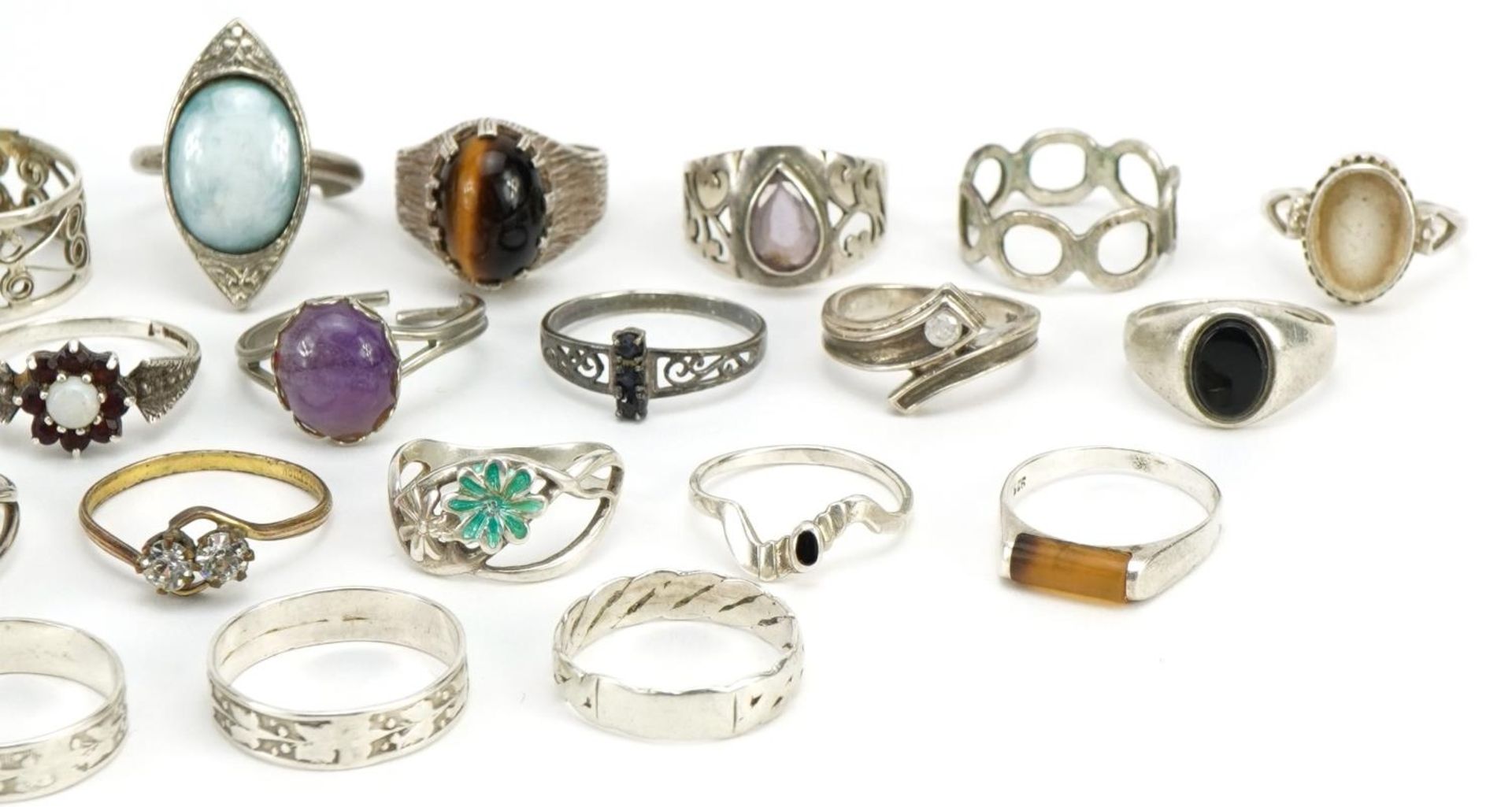 Twenty six silver and white metal rings, some set with cabochon stones, various sizes, total 70.4g - Bild 3 aus 3