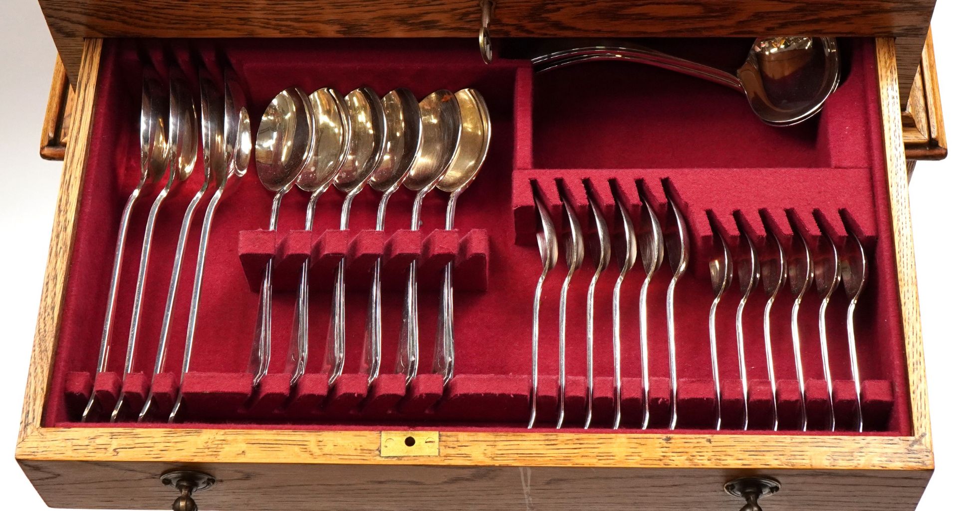 Lonsdale six place cutlery of silver plated cutlery housed in an Art Deco oak canteen with stand, - Bild 5 aus 8