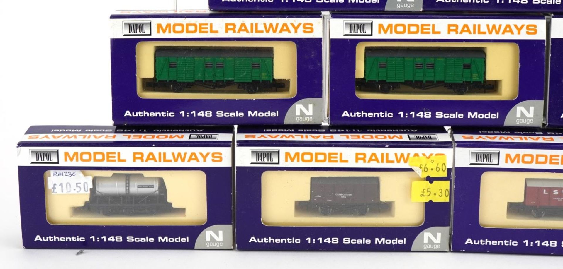 Ten Dapol N gauge model railway tankers and wagons with cases, numbers NB009, NB014, NB016, NB016, - Bild 3 aus 5