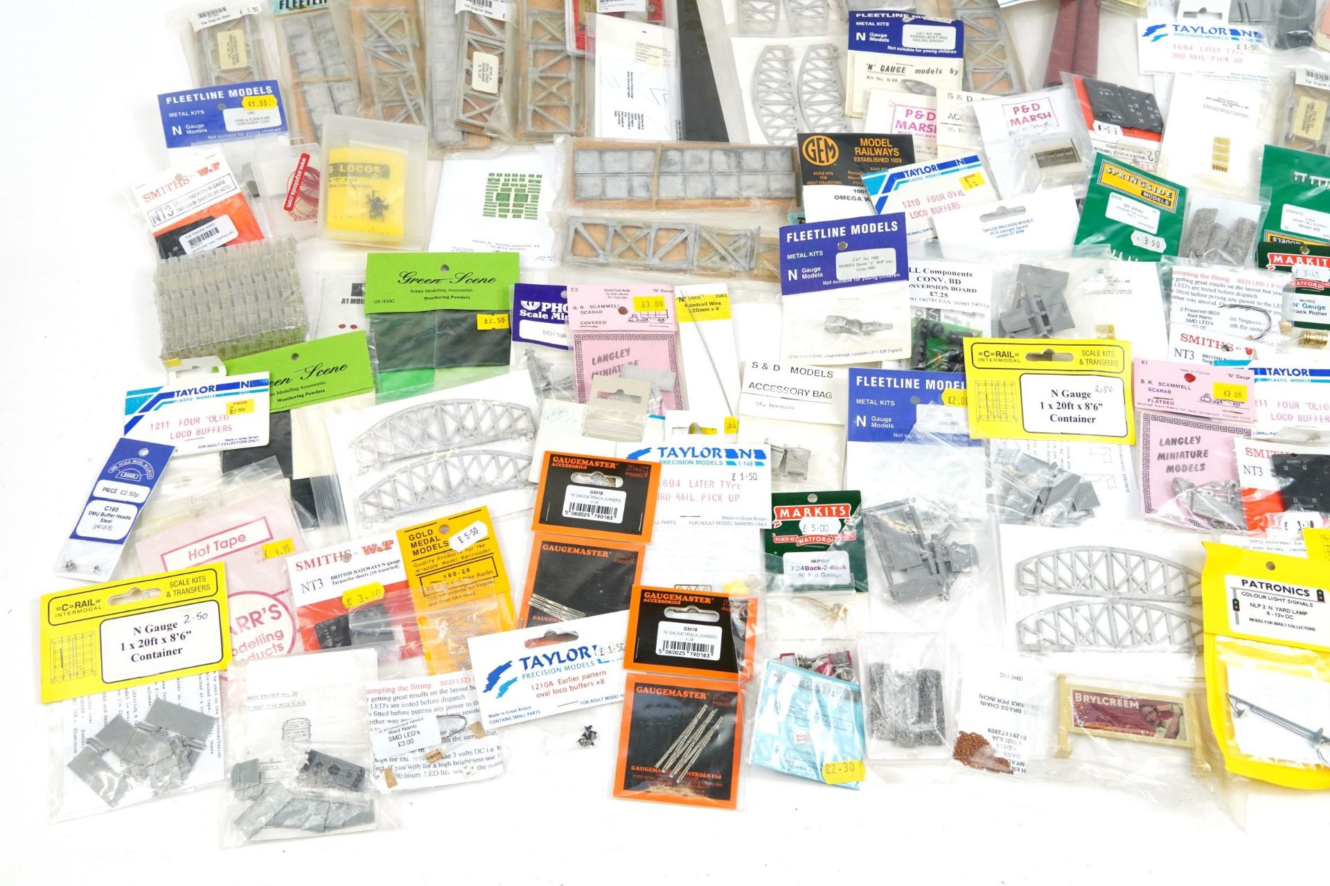 Large collection of N gauge model railway trackside accessories including Phoenix scale models, - Image 4 of 5