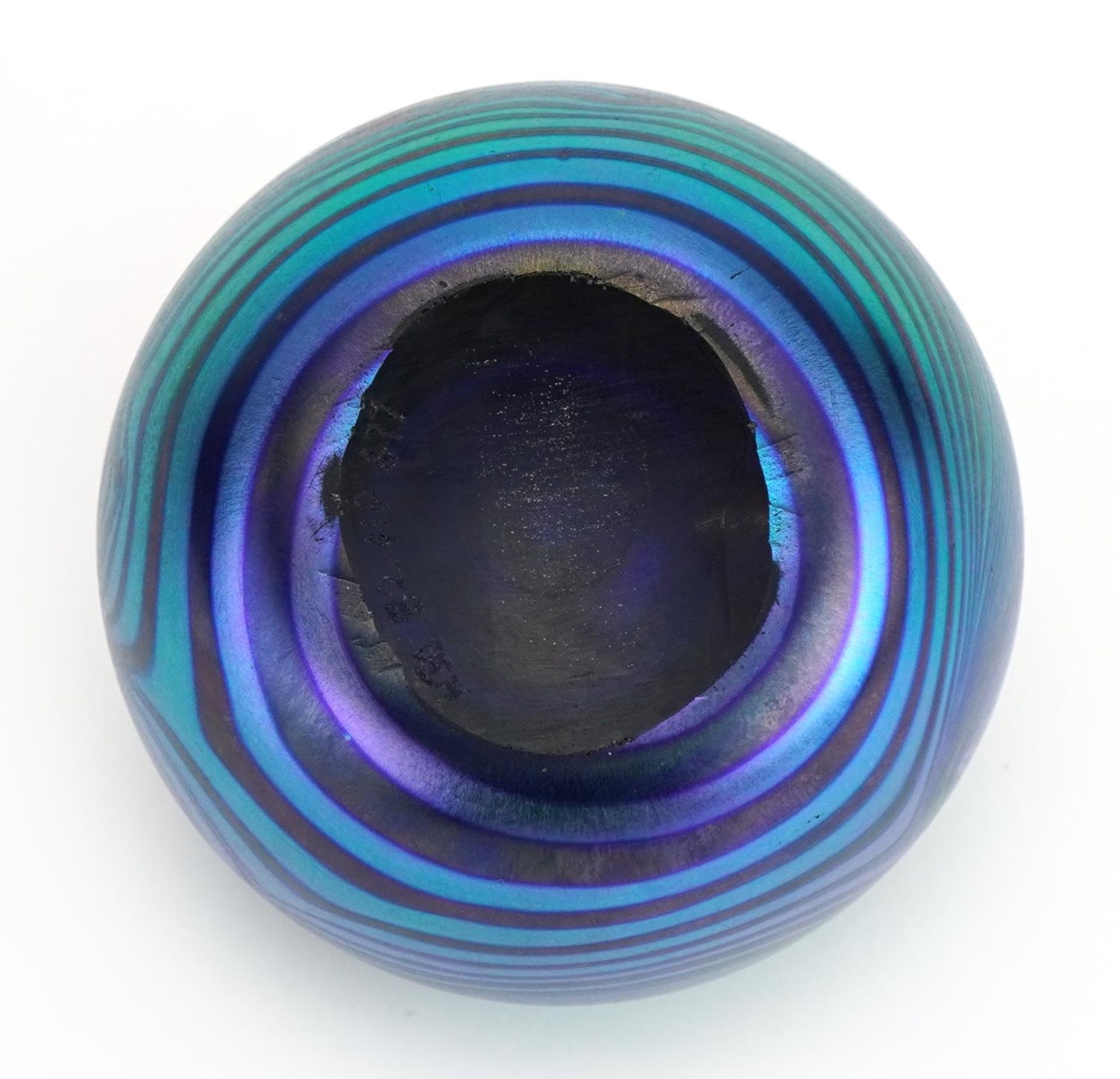Iridescent art glass paperweight with combed decoration, etched marks to the base, 6.5cm high - Bild 3 aus 4
