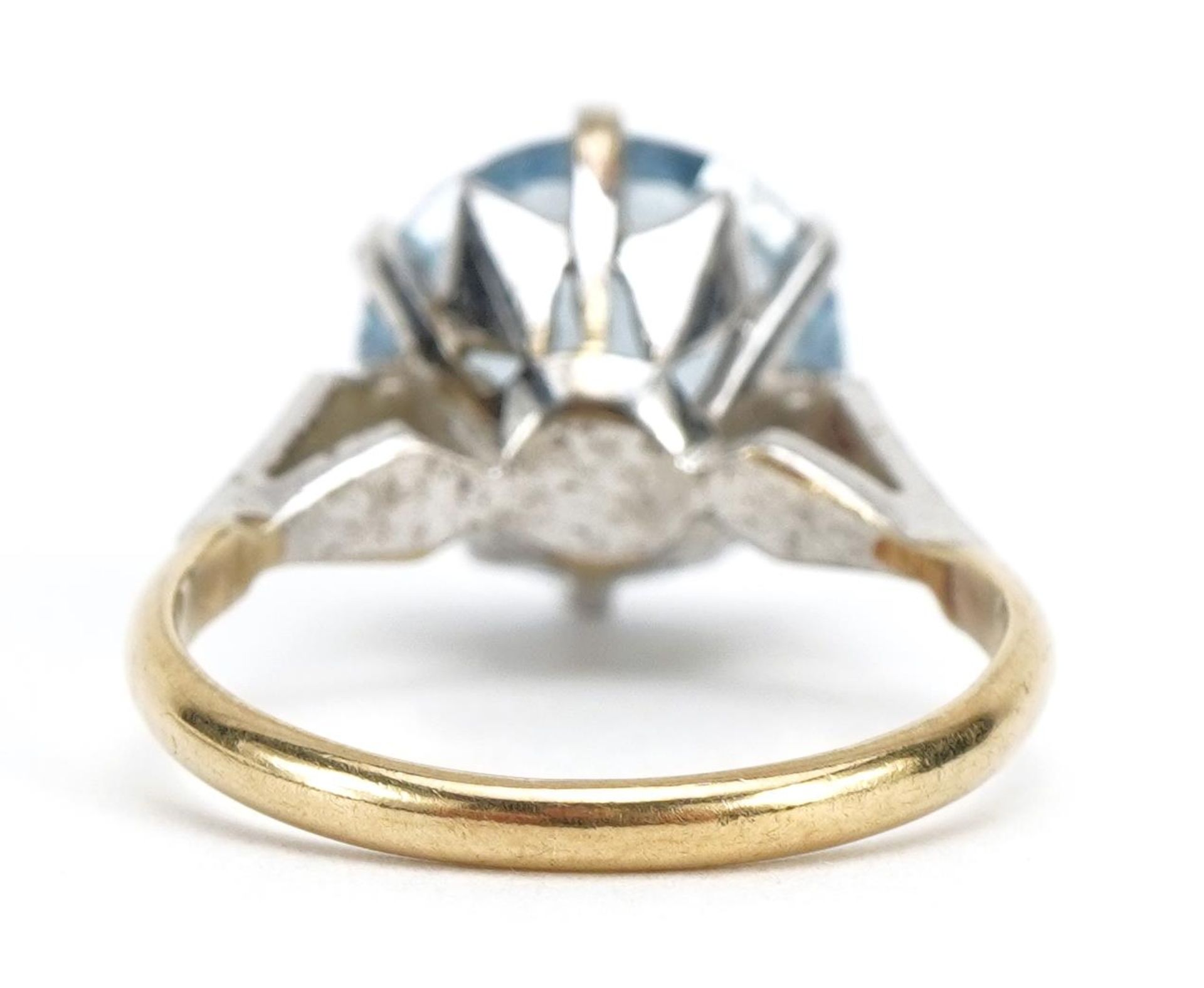 9ct gold blue stone solitaire ring, possibly topaz, the stone approximately 11.3mm in diameter, size - Image 2 of 3