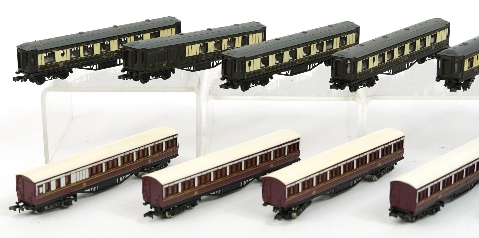 Eleven N gauge model railway carriages housed in two protective cases - Image 2 of 3