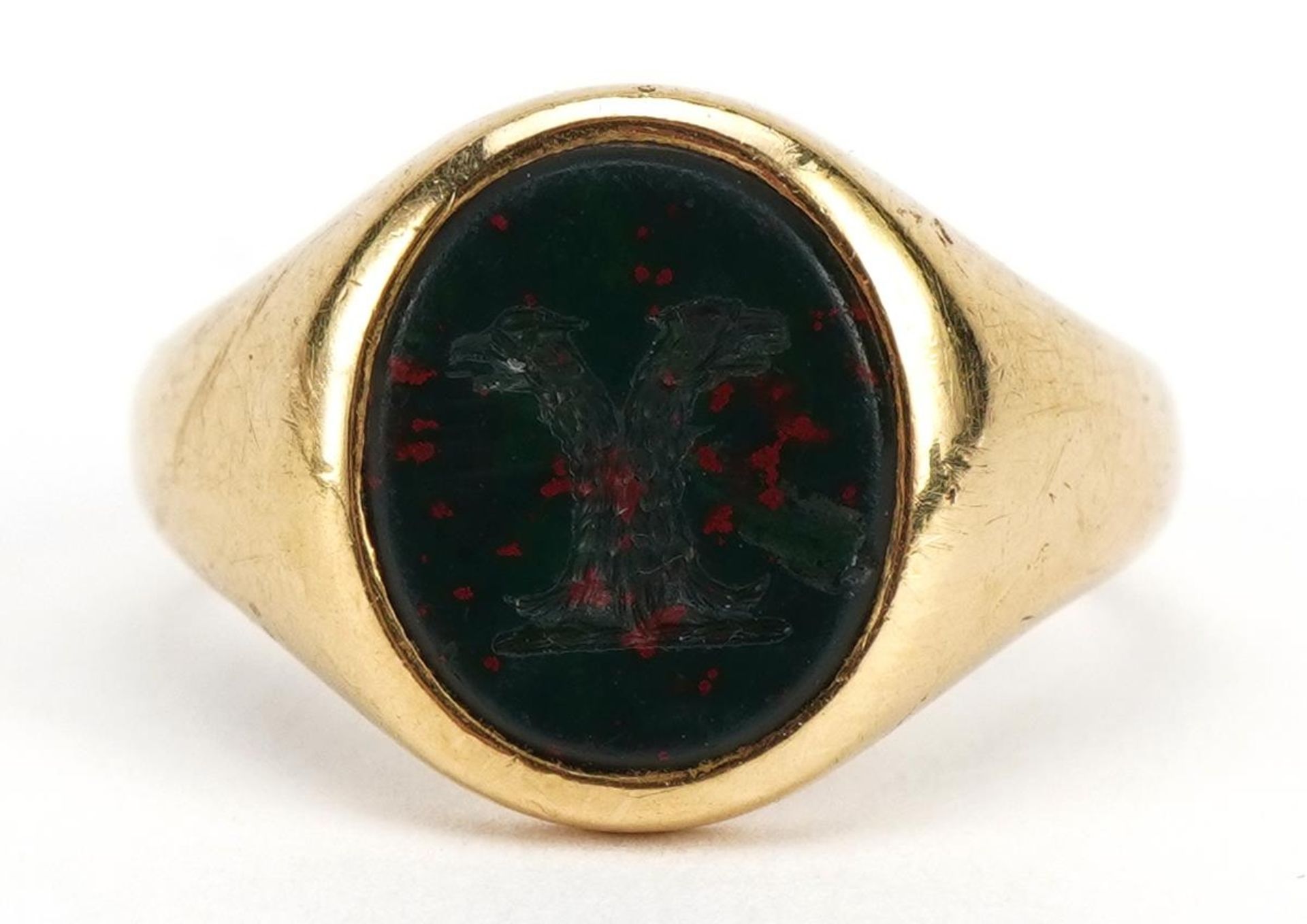 18ct gold bloodstone signet ring carved with a double headed eagle heraldic crest, size N/O, 6.6g