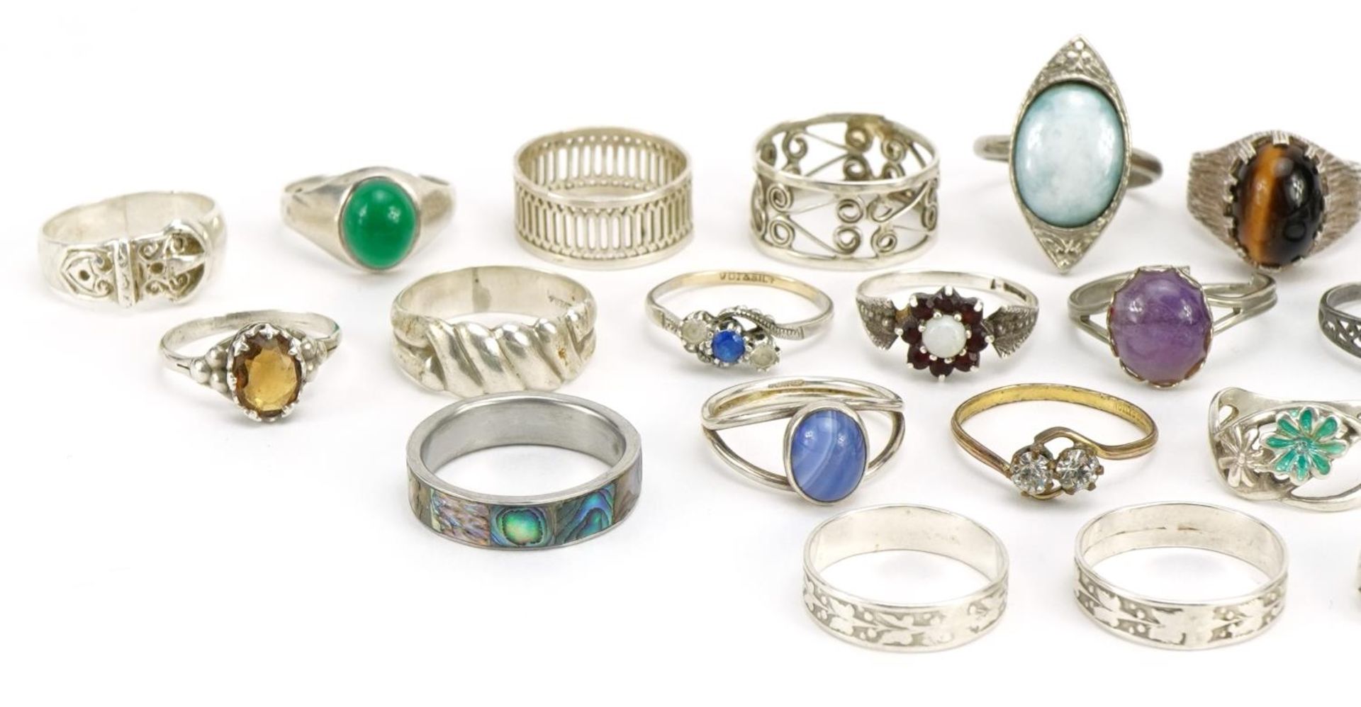 Twenty six silver and white metal rings, some set with cabochon stones, various sizes, total 70.4g - Bild 2 aus 3