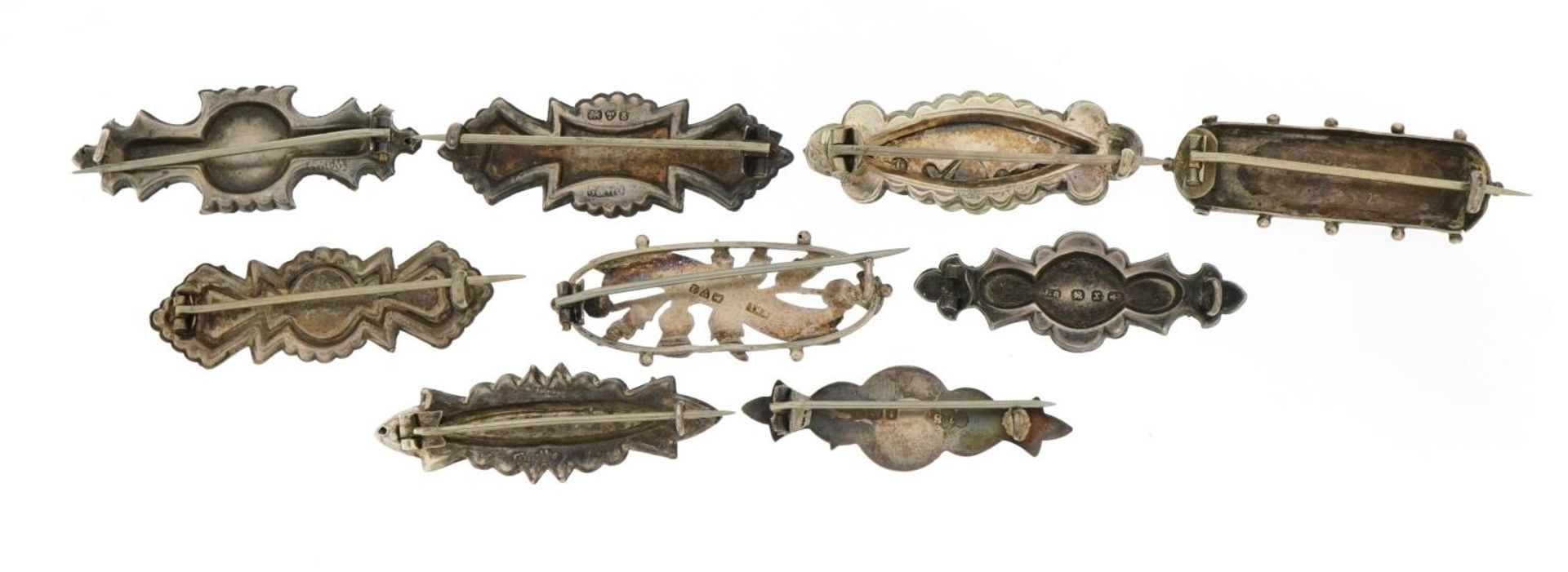 Nine Victorian silver name brooches including Edith, Dolly and Maud, the largest 4.5cm wide, total - Bild 4 aus 5