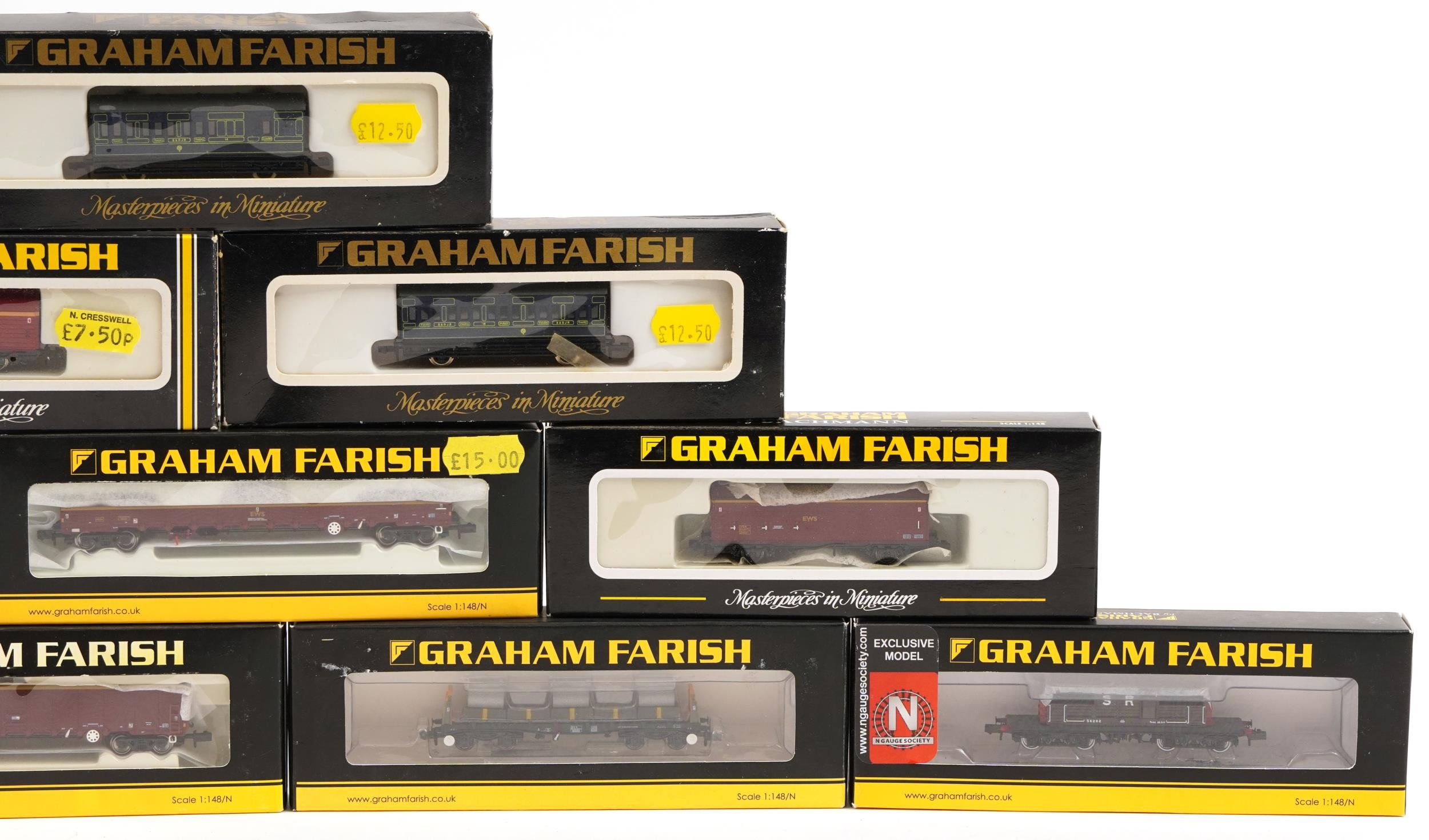 Ten Graham Farish N gauge model railway wagons with boxes, numbers 0667, 0677, 3907, 373-053A, 373- - Image 4 of 5